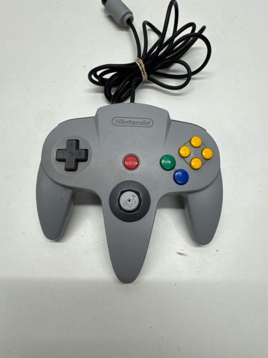 Nintendo 64 Console With Accessories (P03065611)