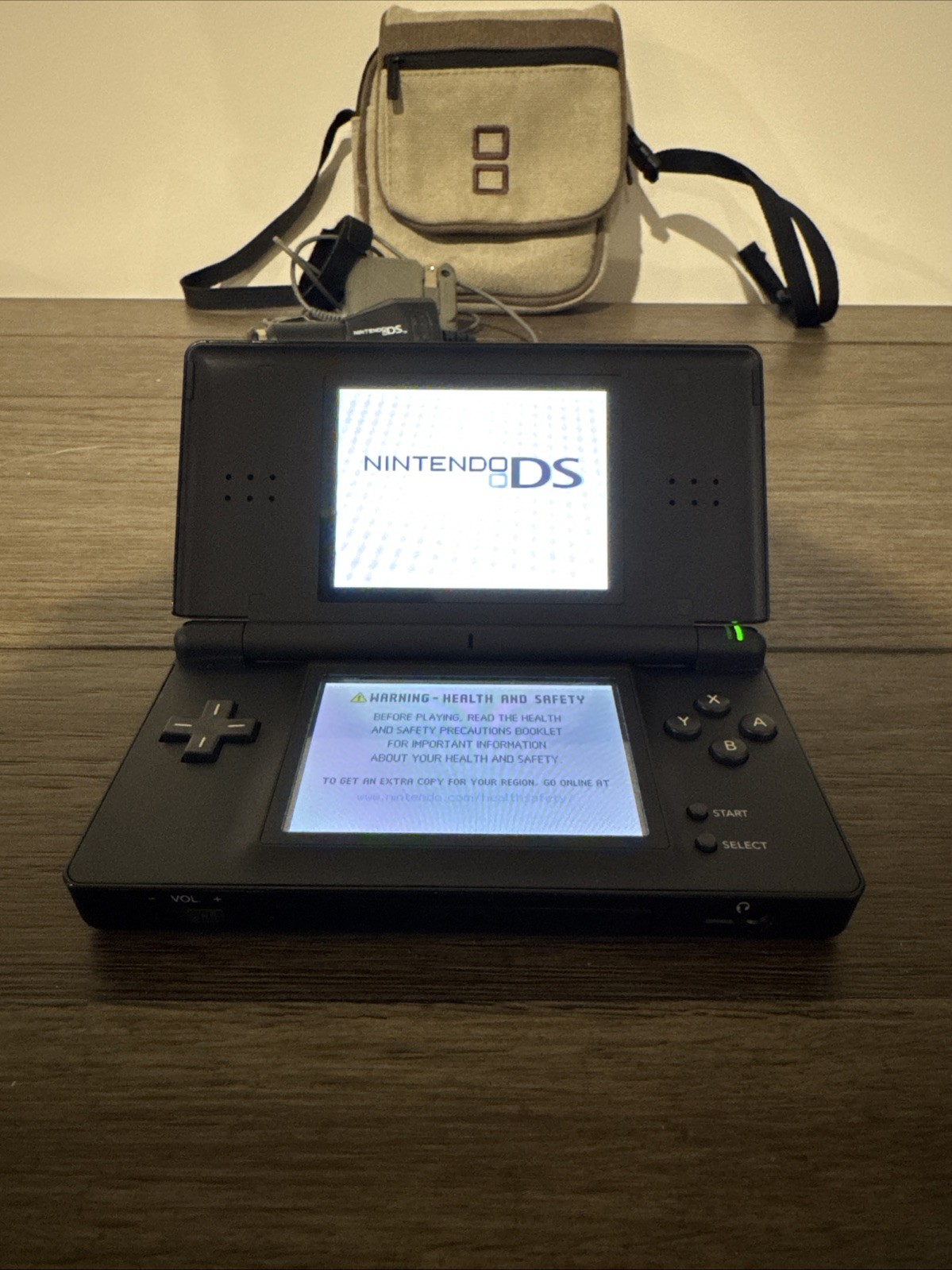 Nintendo DS Lite Black Handheld System Model No. USG-001 w/ Charger & Stylus Pen