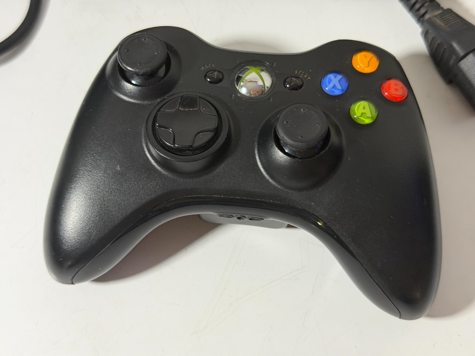 Microsoft Xbox 360 S Slim 4GB 1439 Console Bundle Controller, Cords and Game