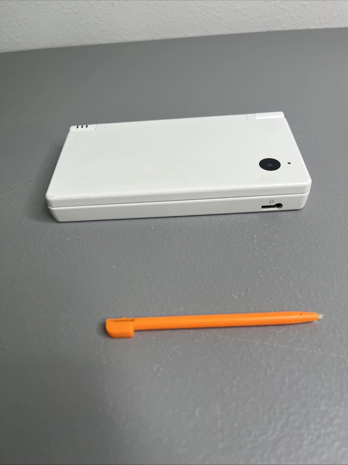 Nintendo DSi White Handheld Console System TWL-001 W/ Stylus No Charger —Tested