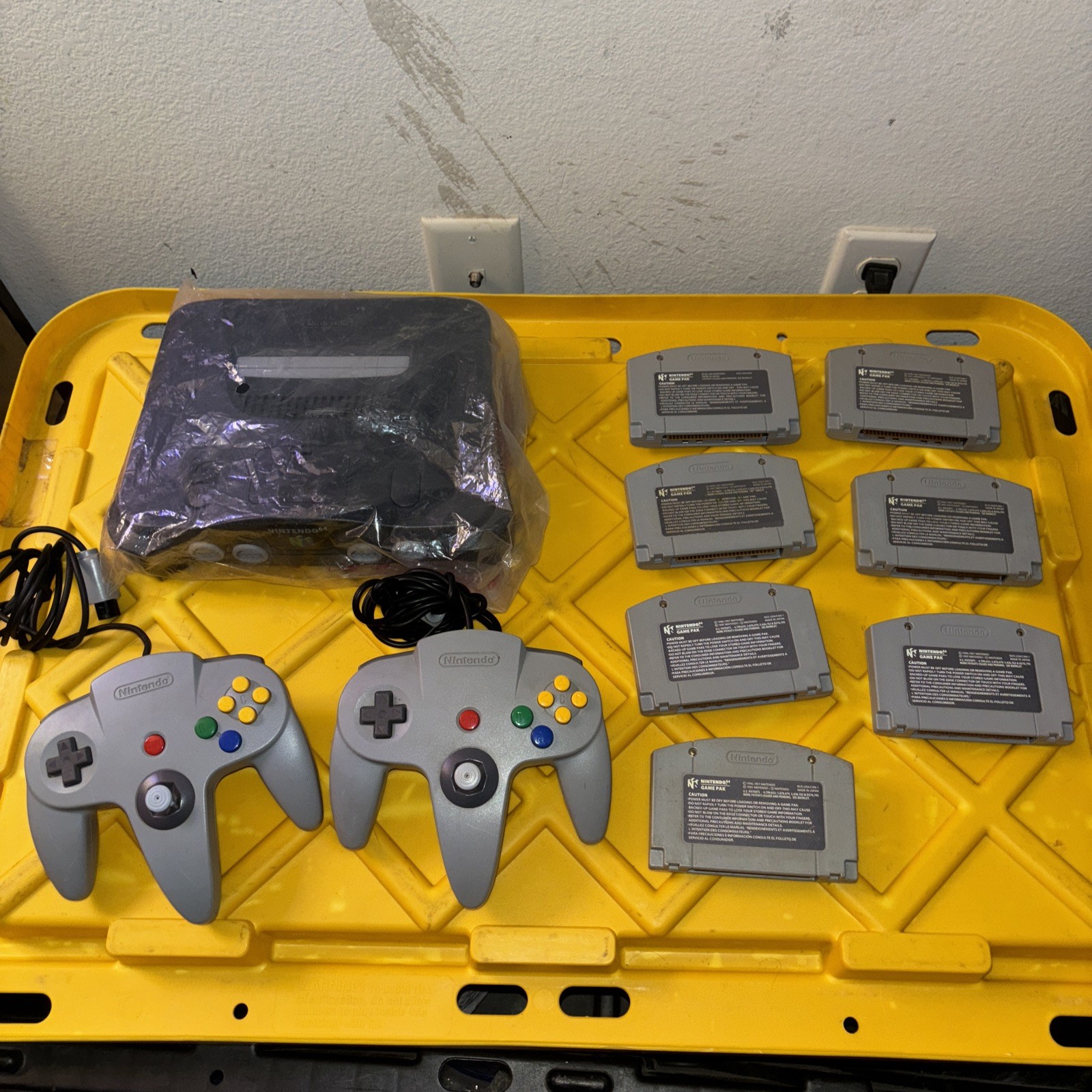 Nintendo64 NUS-001(USA)Console in Box 2 Controllers 1 extension cord64 & 7Games