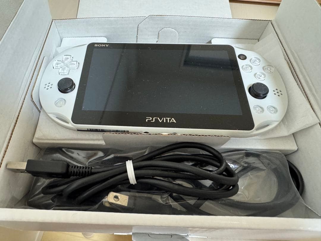 Excellent SONY PS Vita PCH-2000 Console White w/charger