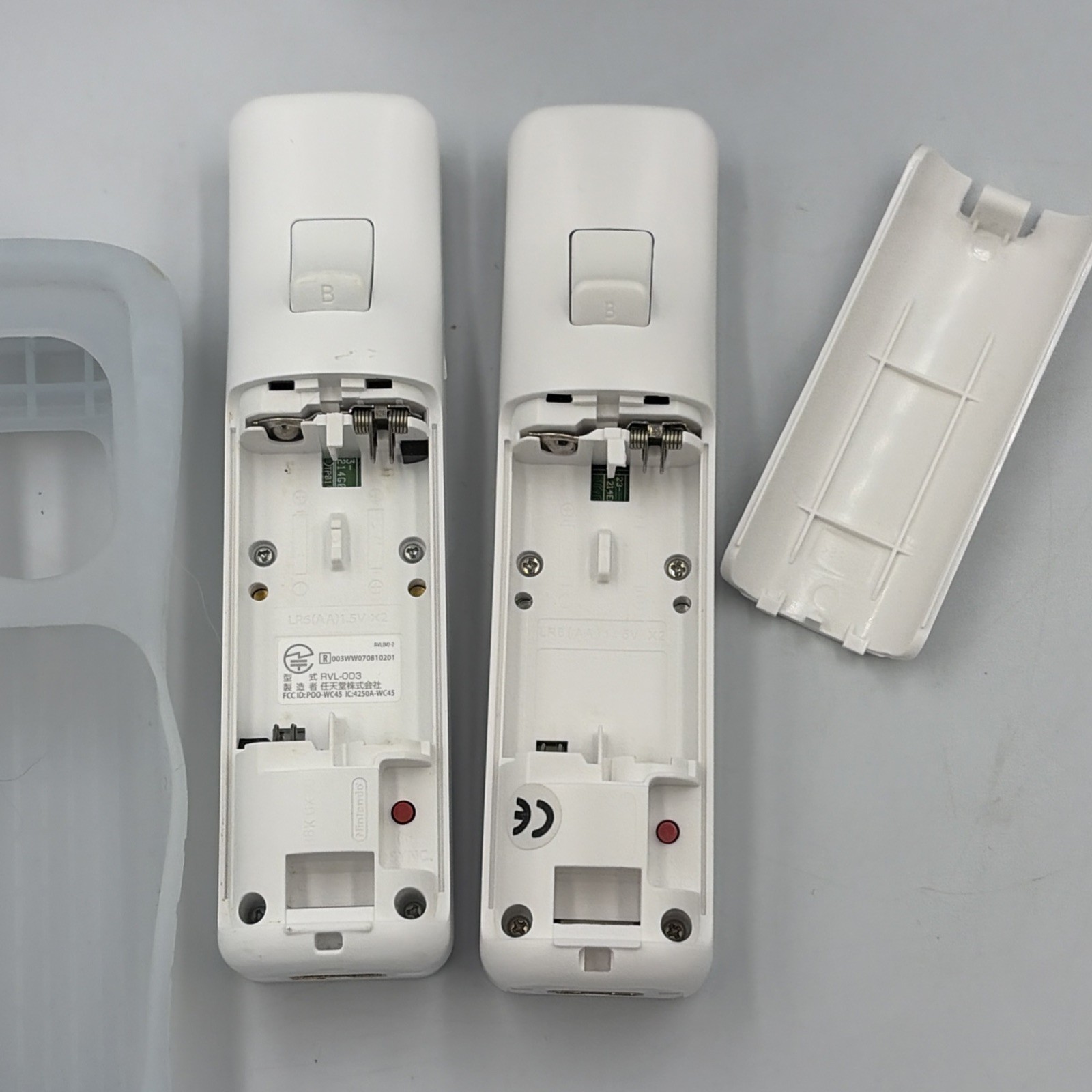 Nintendo Wii RVL-001 White Console Bundle – 512MB – Includes 2 Controllers