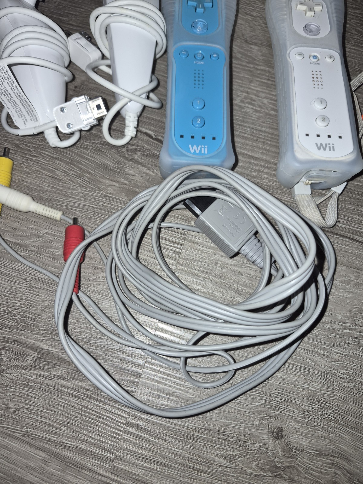 Nintendo Wii RVL-001 Gamecube Compatible w/ Cords and 2 Controllers TESTED