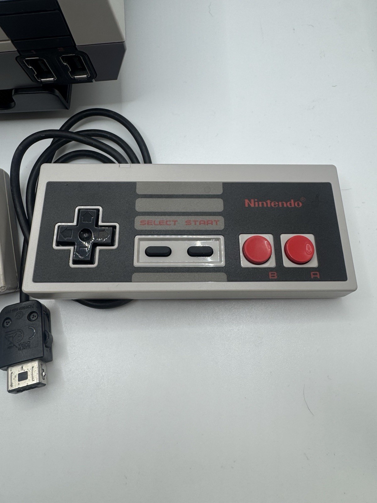 Nintendo NES Classic Edition Mini Console w/ Case, 2 Controllers Cords Authentic