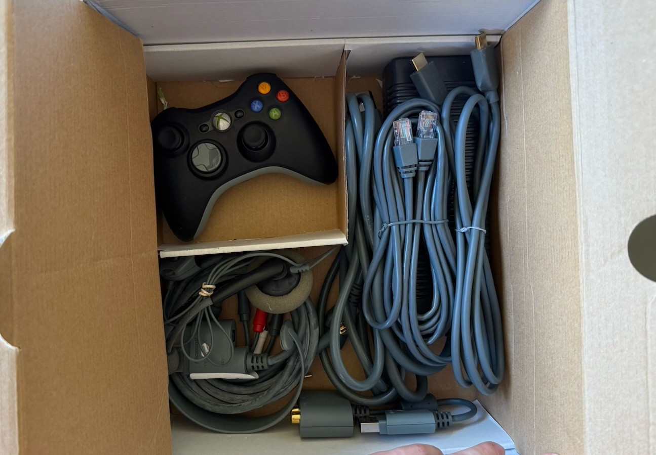 Xbox 360 Elite 120 gb – COMPLETE IN BOX – (New Thermal Paste) w/ Controller