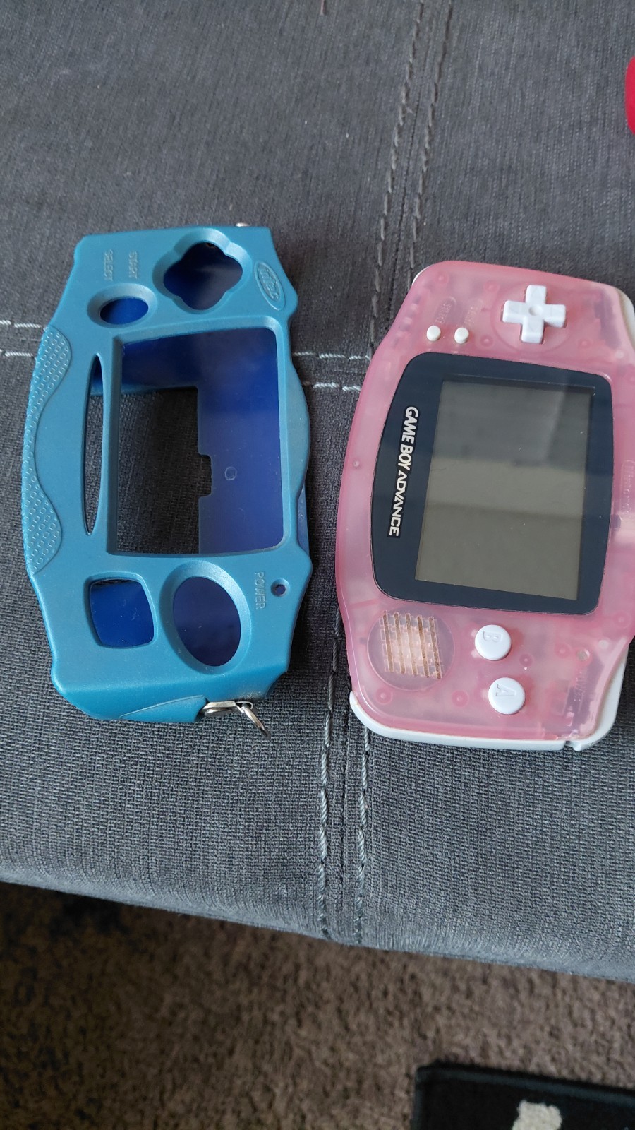 Nintendo Game Boy Advance 32MB Handheld System – Fuchsia Pink no tapa de bateria