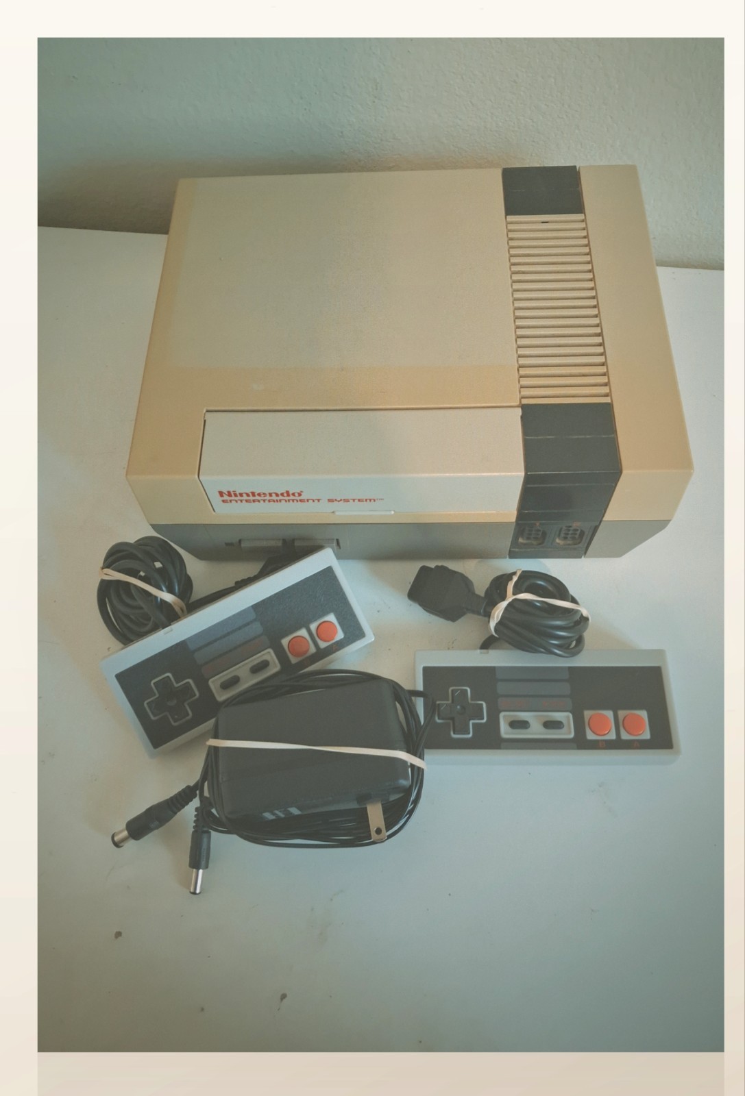 Nintendo NES Entertainment System Console Gray/Beige RF w/ 2 Controllers
