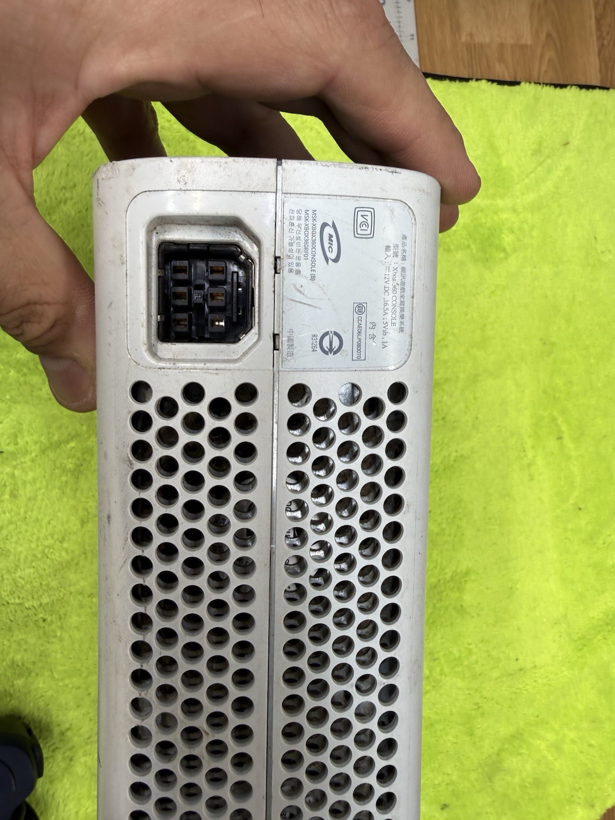 Xbox 360 Console White Unknown if still works See DESCRIPTION Pics 2 Controllers