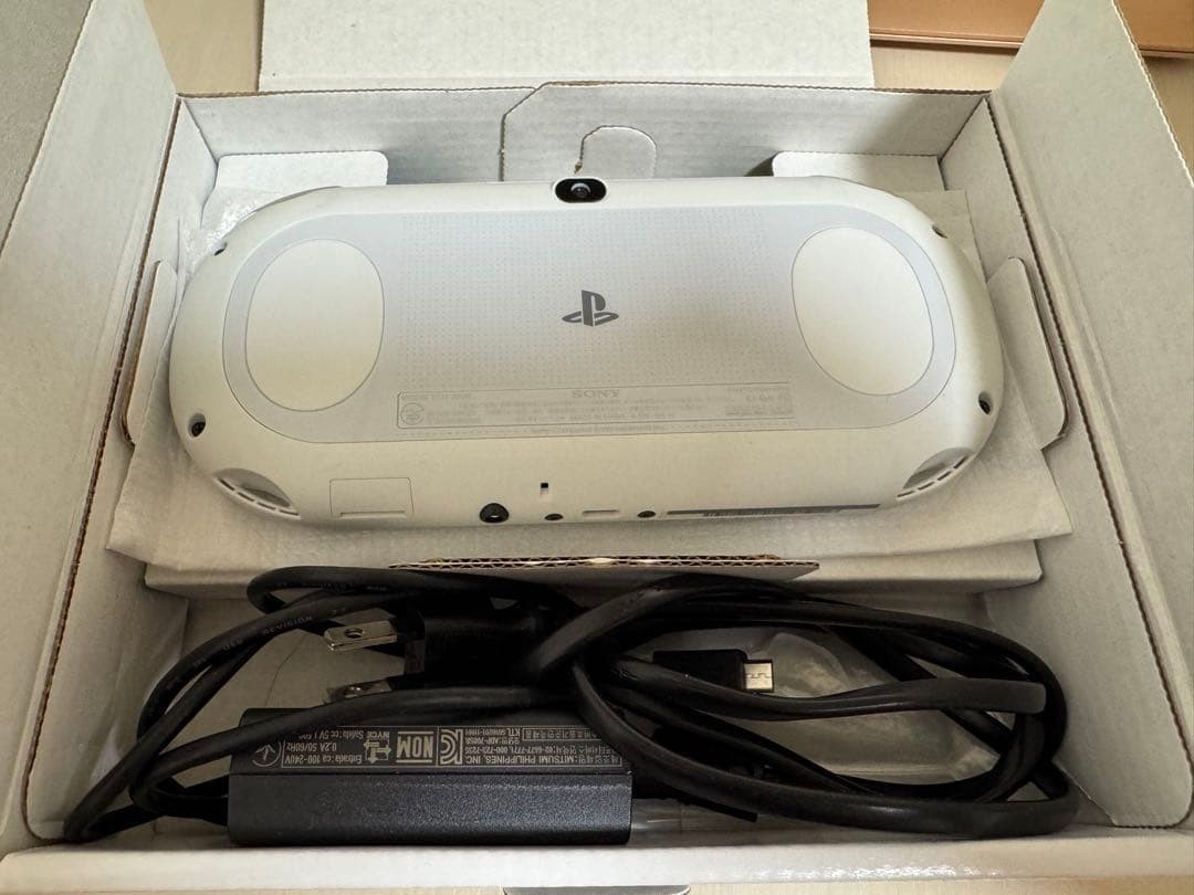 Excellent SONY PS Vita PCH-2000 Console White w/charger