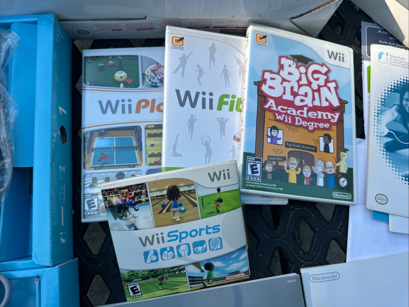 Nintendo Wii Play & Sports Console W/ 4 Games Remotes Original Box Original Box