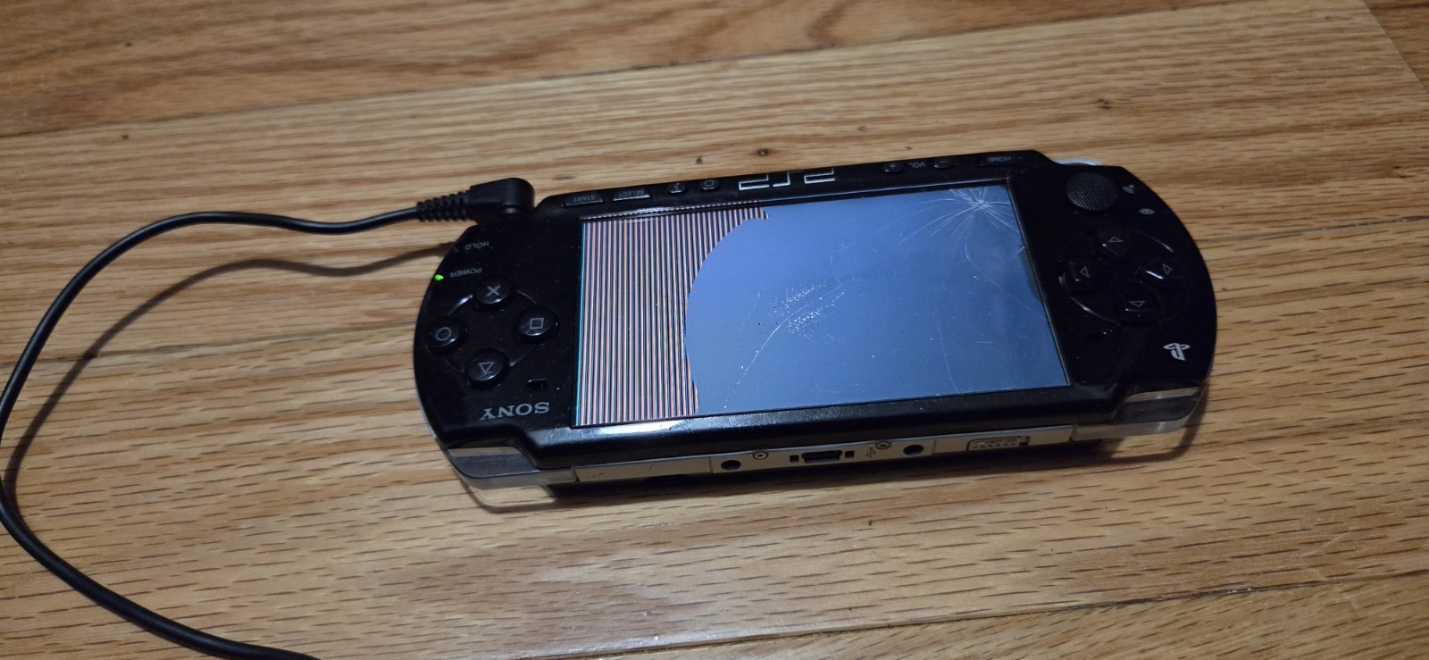 Sony PSP-2000 Handheld Console in Piano Black Cracked LCD *No Battery*