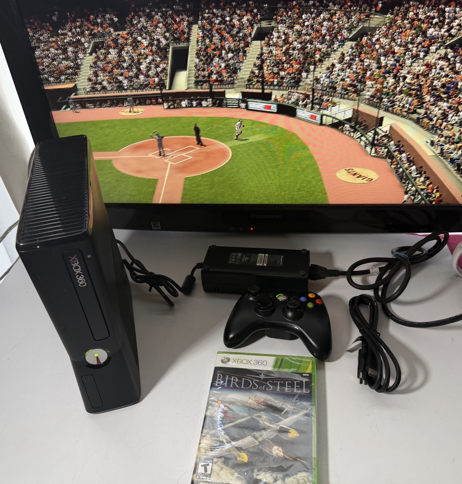 Microsoft Xbox 360 S Slim 4GB 1439 Console Bundle Controller, Cords and Game