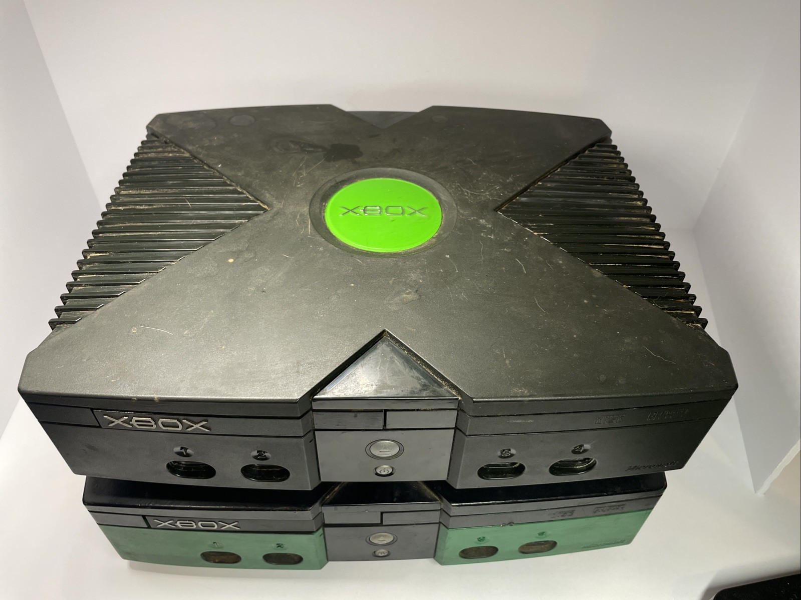 Microsoft Xbox Original Console – Lot of 2 PARTS/REPAIR)ONE WORKS SOMEWHAT-Read
