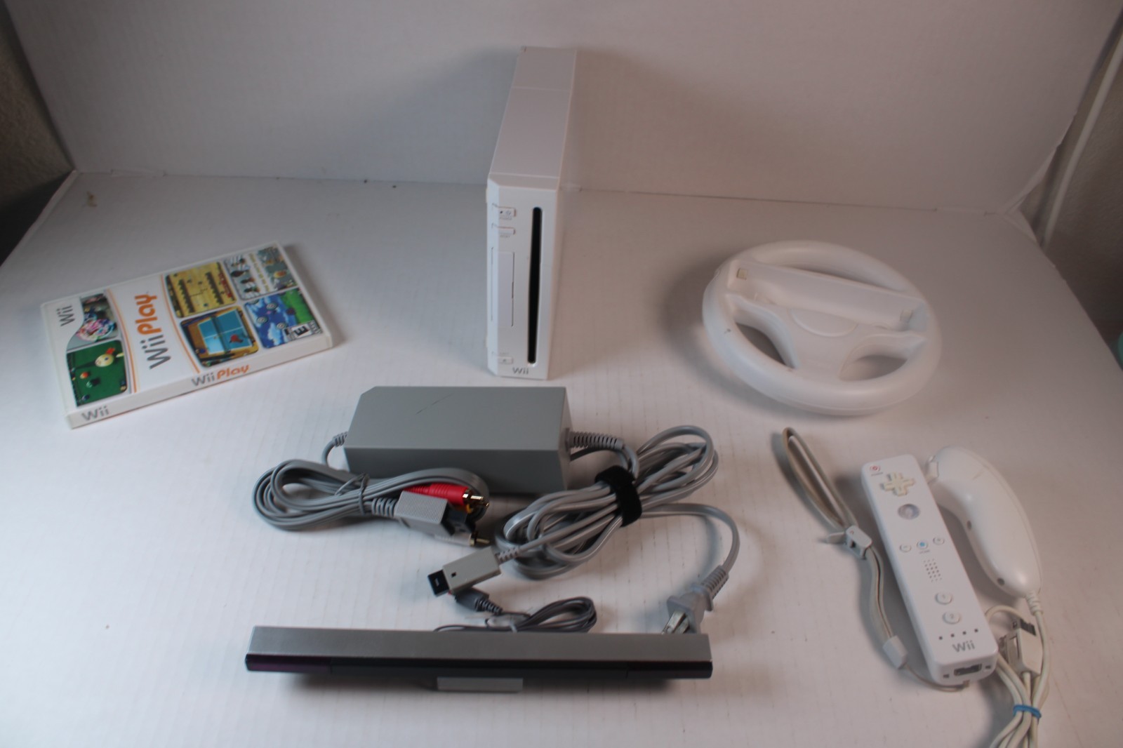 Nintendo Wii White Console RVL-001 W/ 1 OEM controller/chuk, 1 game, Wheel