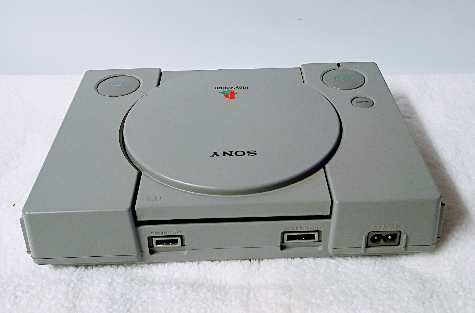 Playstation 1 with 1 controller, AV Cable, power cable and Syphon Filter 2 game