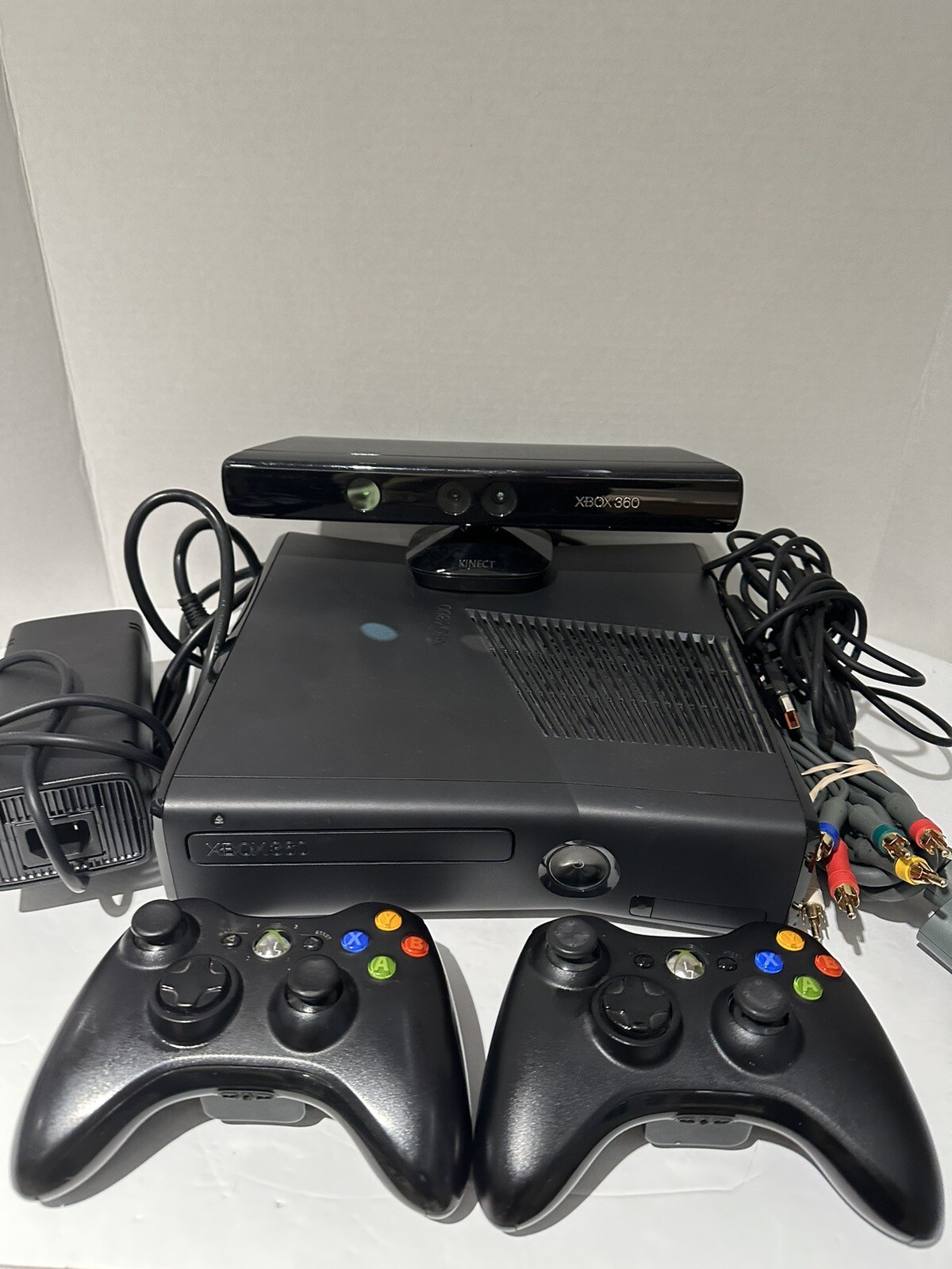 Microsoft Xbox 360 S 4GB Console Gaming System Black 1439 with Kinect Tested