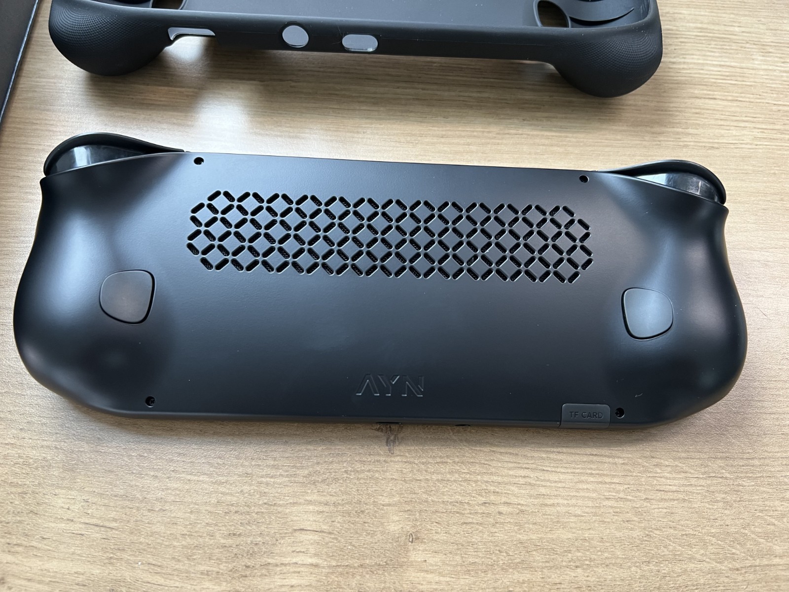 AYN Odin 2 Portal – Base – 8gb / 128GB – Includes TPU grip