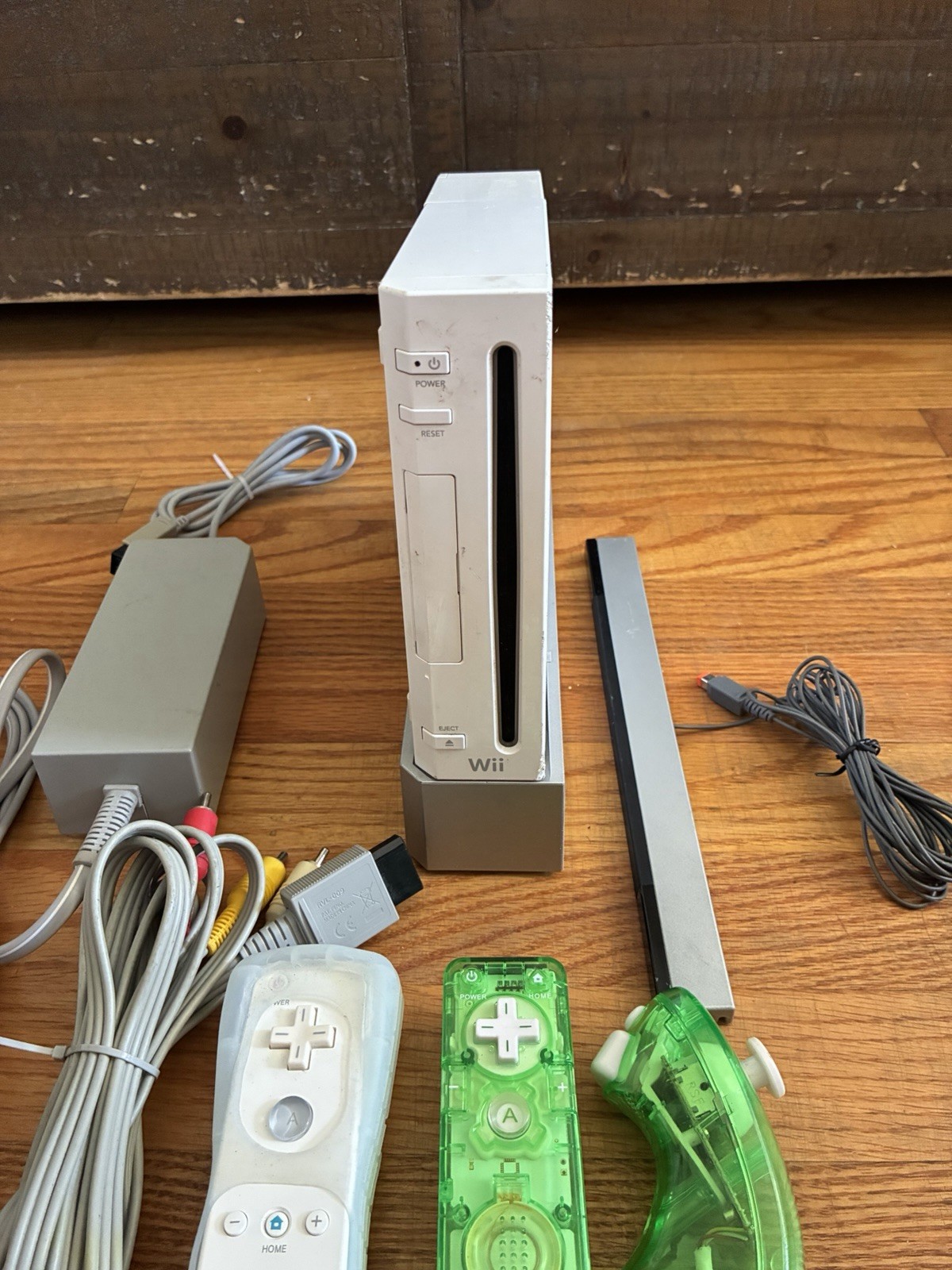 Nintendo Wii RVL-001 512 MB Home Console – Complete Bundle