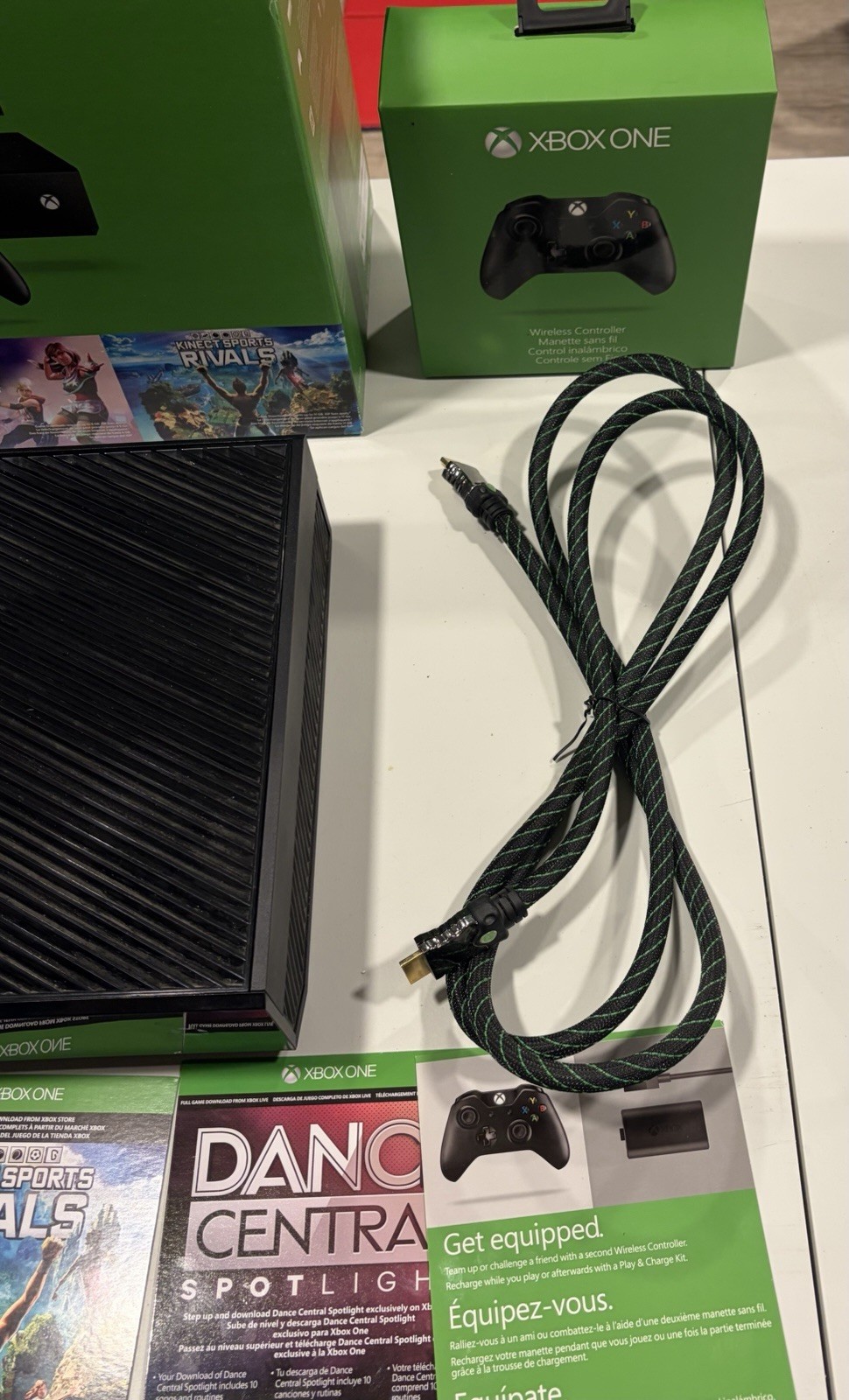 Microsoft Xbox One Console Bundle w/ Kinect, Controllers, Original Box & Inserts