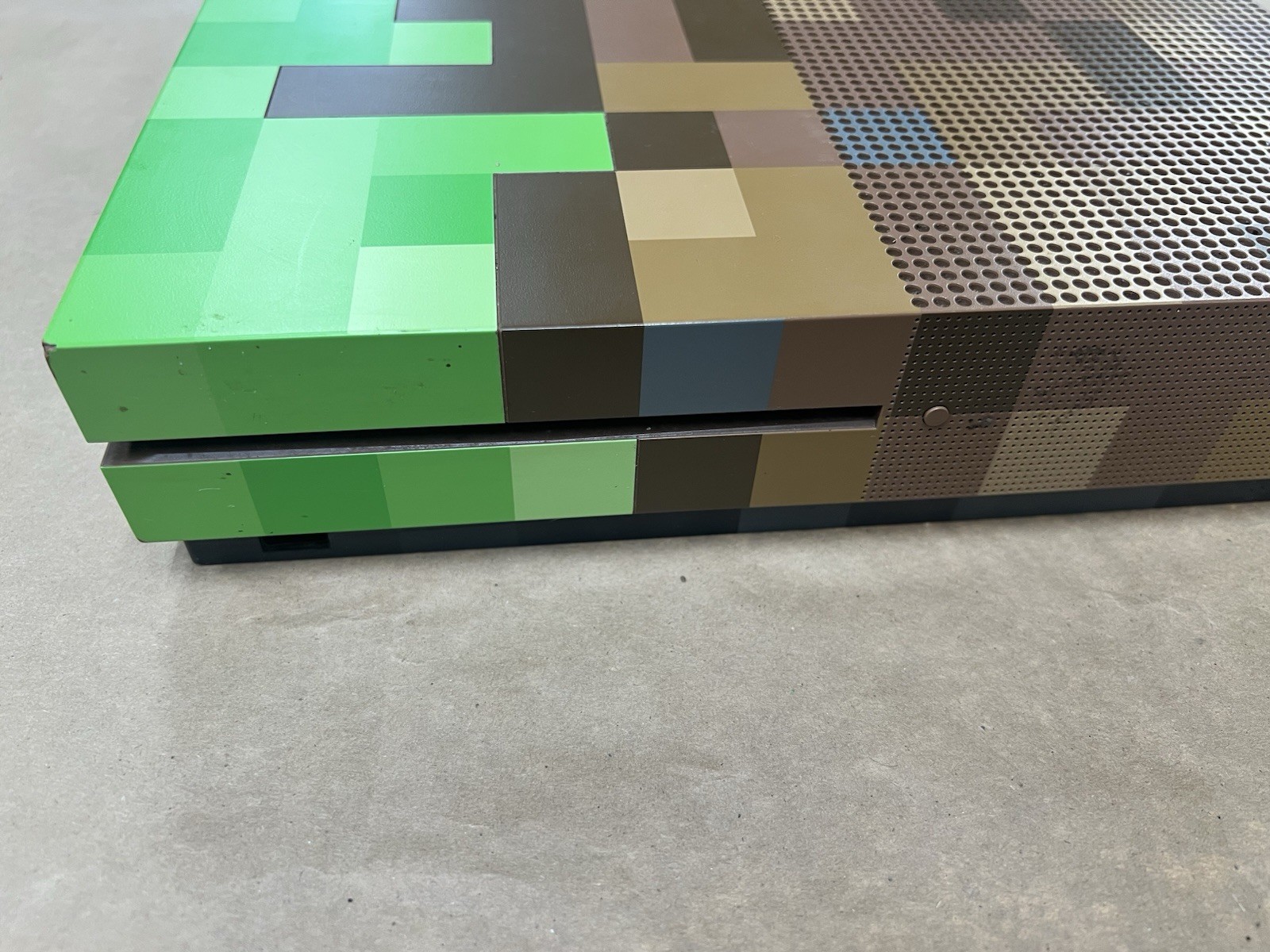 Microsoft Xbox One S Minecraft Limited Edition Bundle 1TB Green & Brown Console