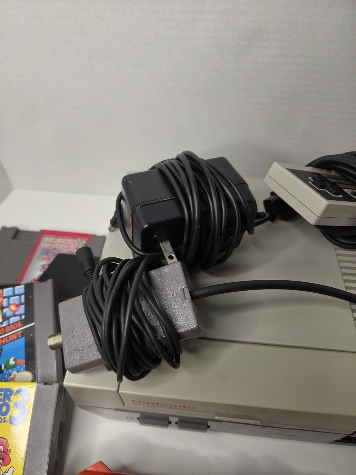 Nintendo NES Console NES-001 w/ 7 Games, Original Wires, Controller & Zapper