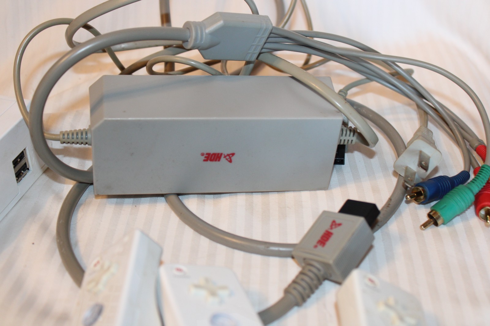 EXCELLENT Condition Nintendo Wii Console, 3 Wii Remotes, 3 Nunchunks & Cables