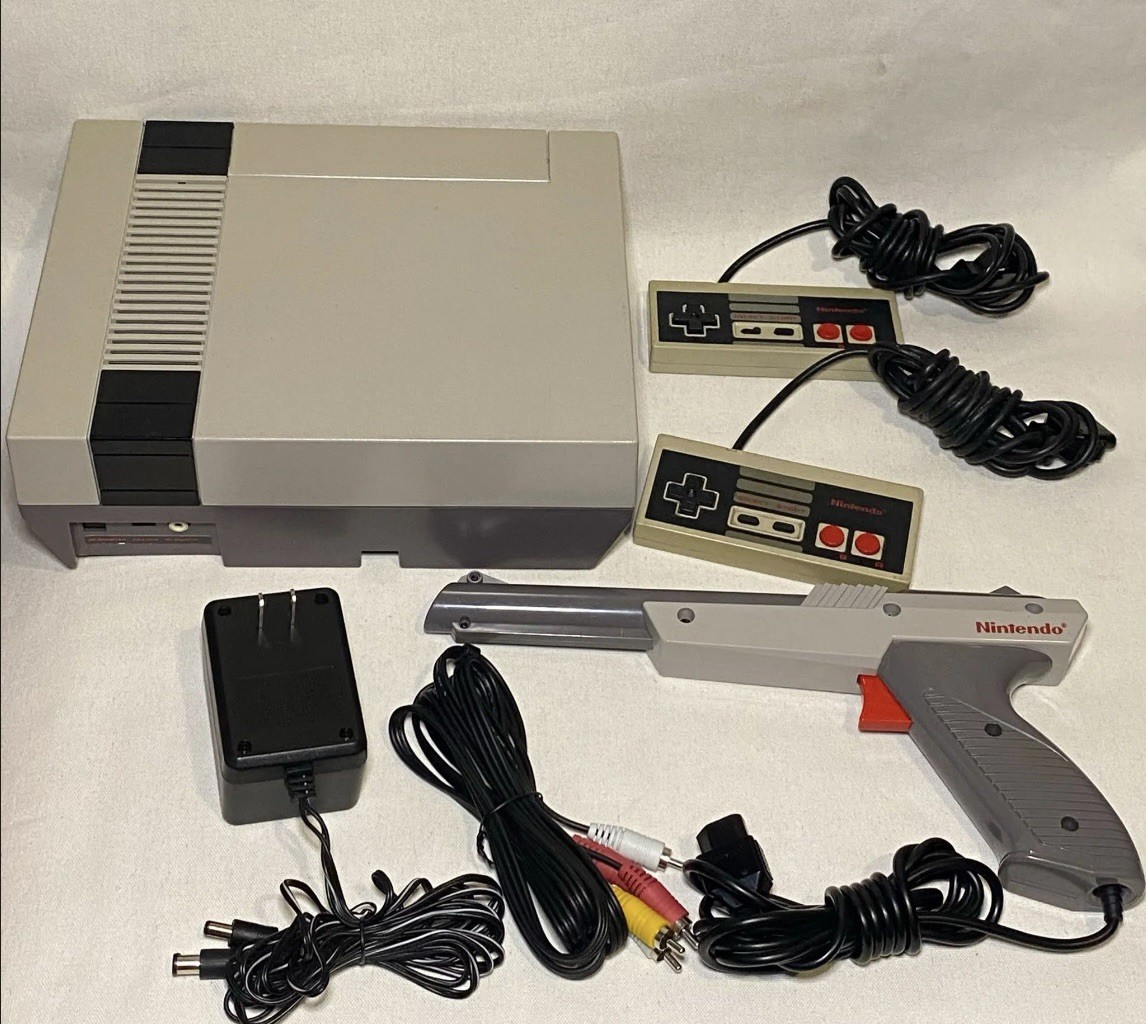 Nintendo Entertainment System Console NES-001 with Zapper, 2x Controllers, Cords