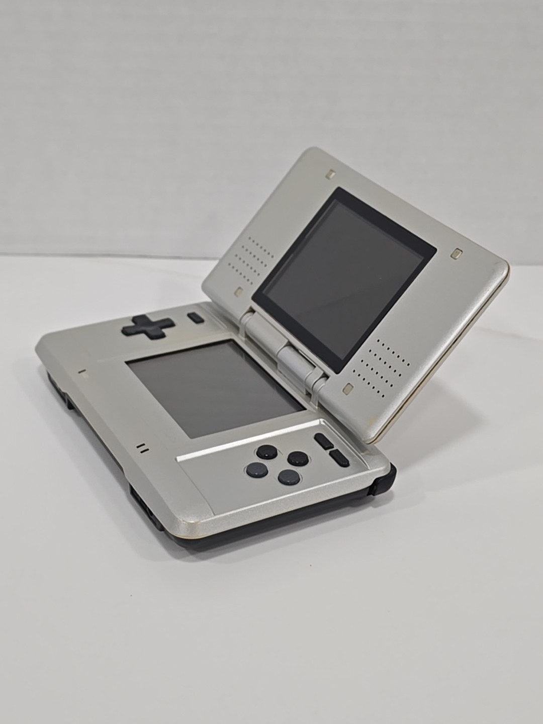 Nintendo DS «Fat» Silver Console w/ Stylus, Charger + Pokemon Platinum & Games