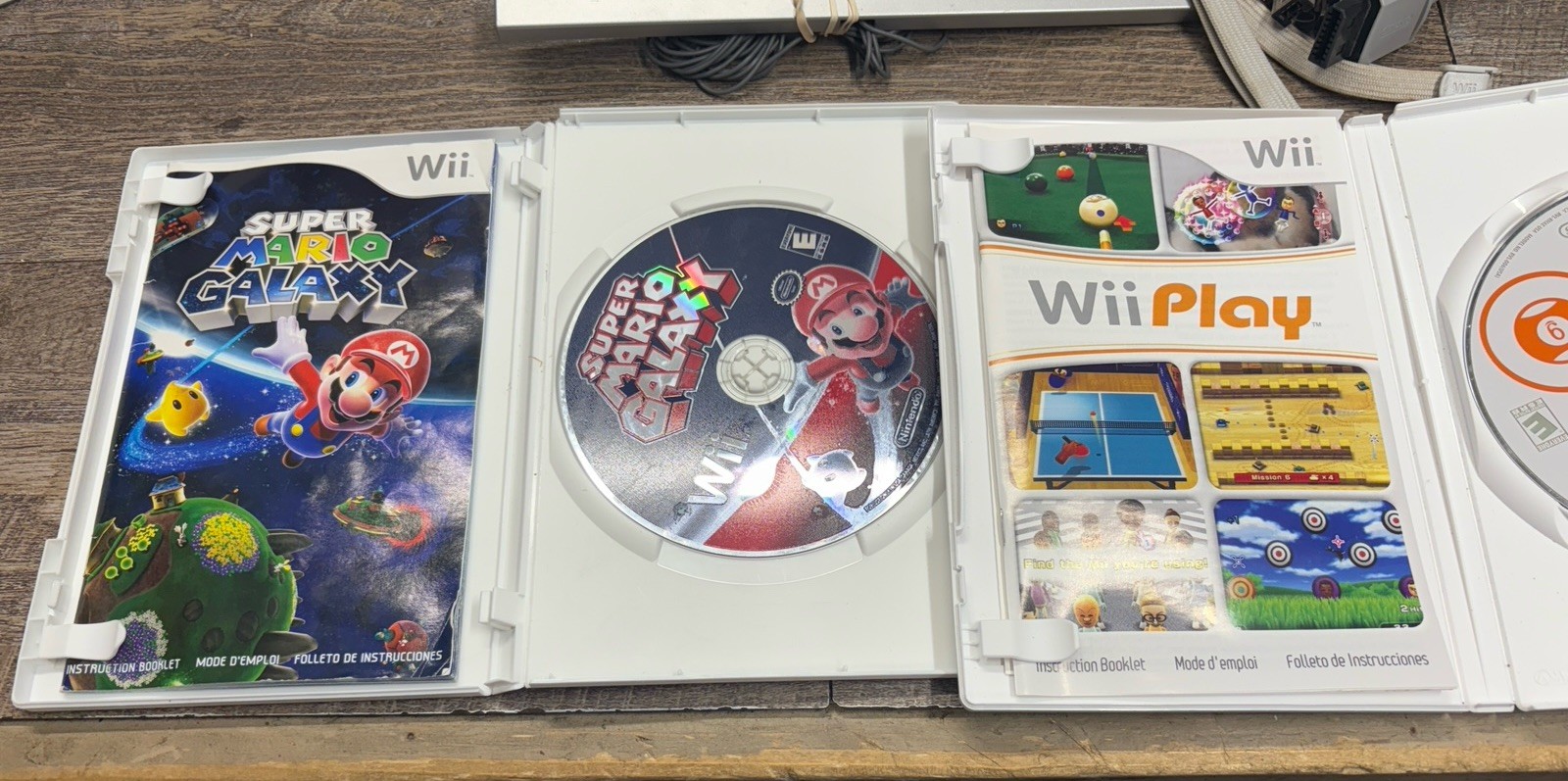 Nintendo Wii White Console Bundle 2 Wii Remotes 3 Games Super Mario Galaxy Works