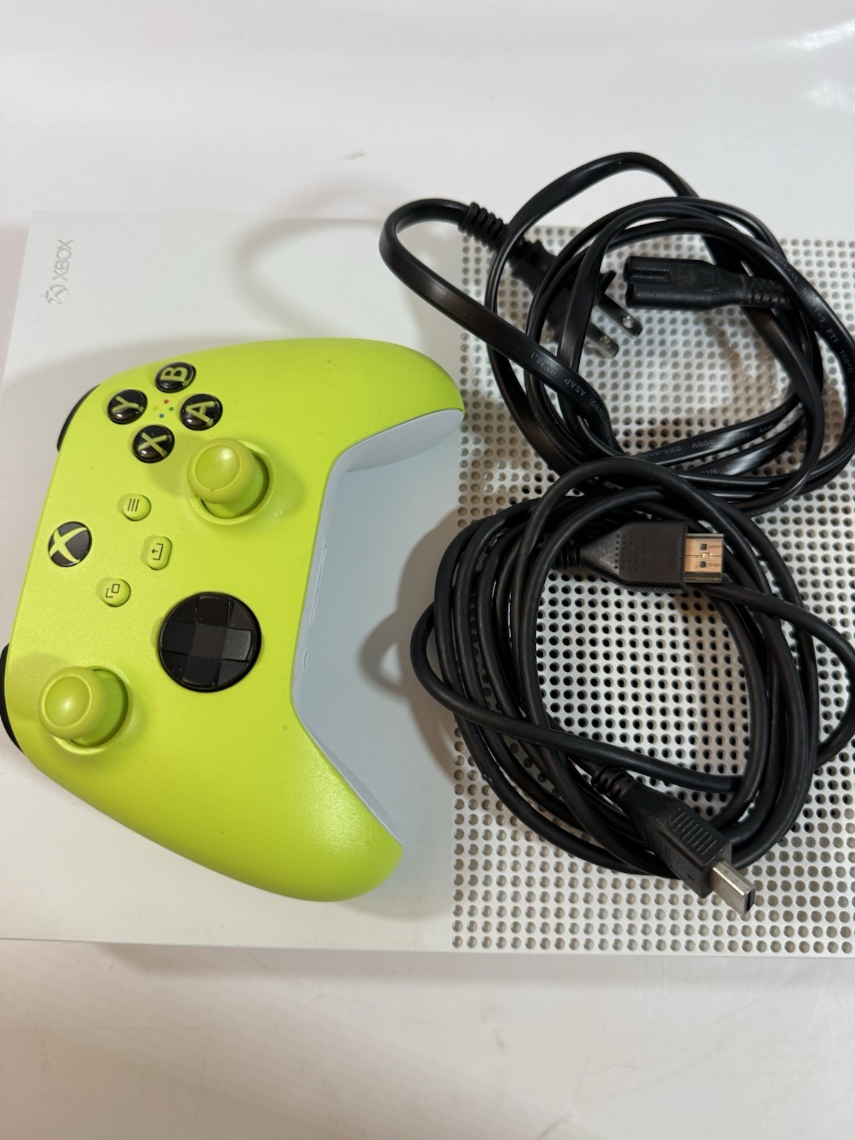 Microsoft Xbox One S Console 500GB 1681 + Controller + Cables