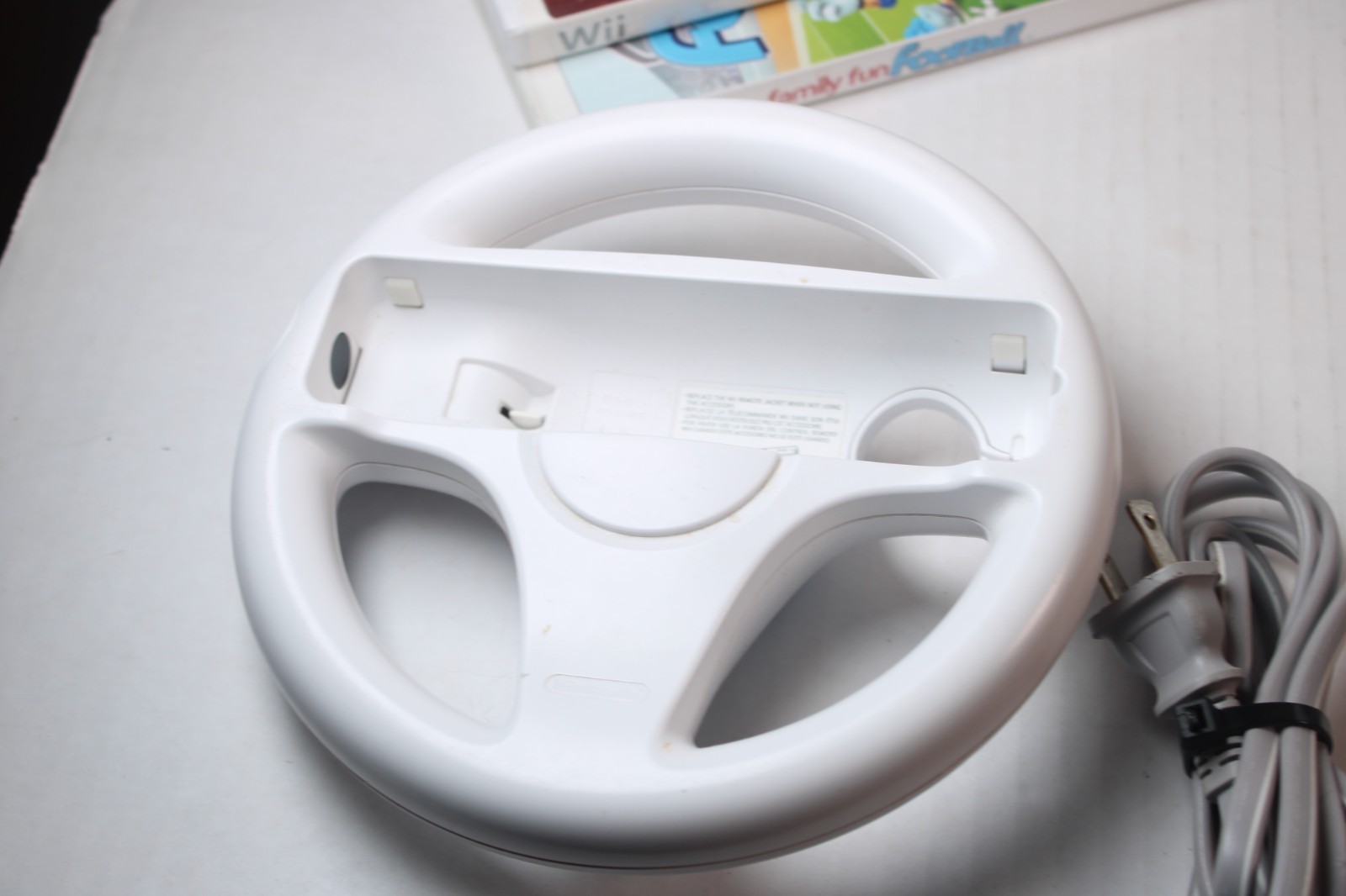 Nintendo Wii White Console RVL-001 W/ 1 OEM controller/chuk, Wheel, 2 games