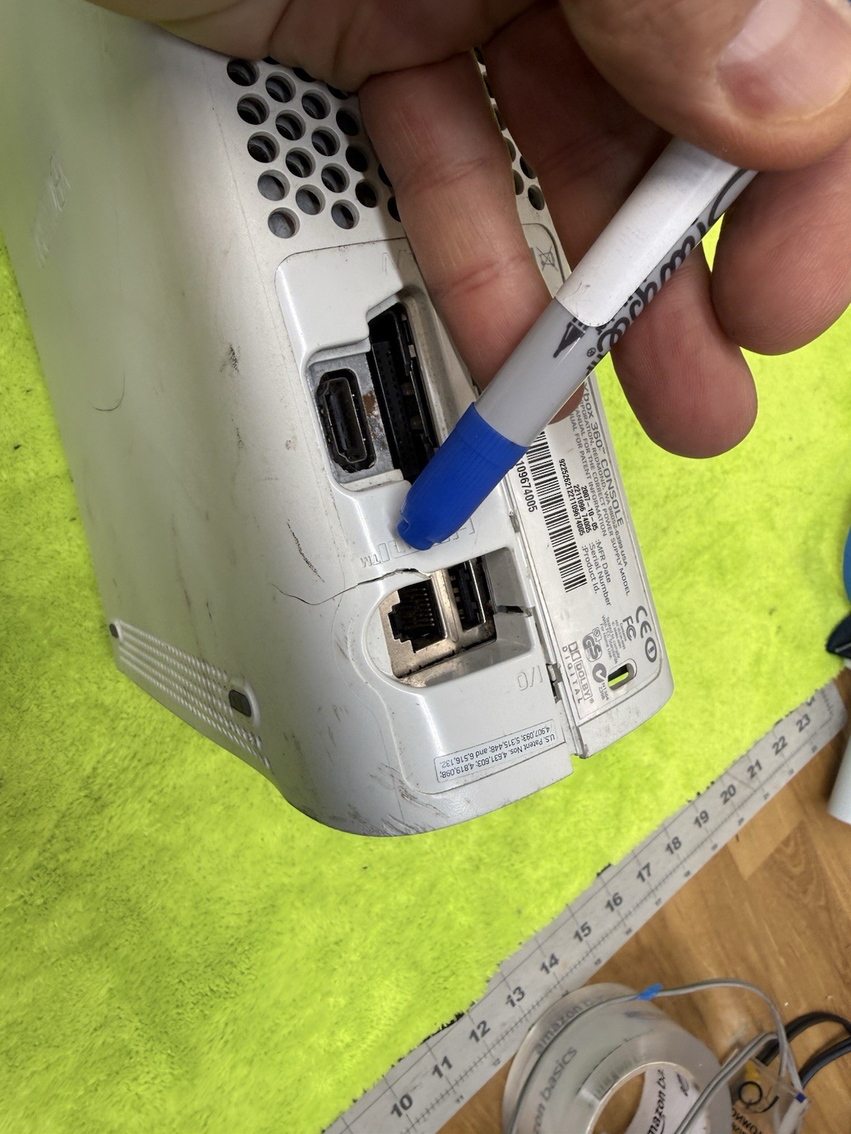Xbox 360 Console White Unknown if still works See DESCRIPTION Pics 2 Controllers