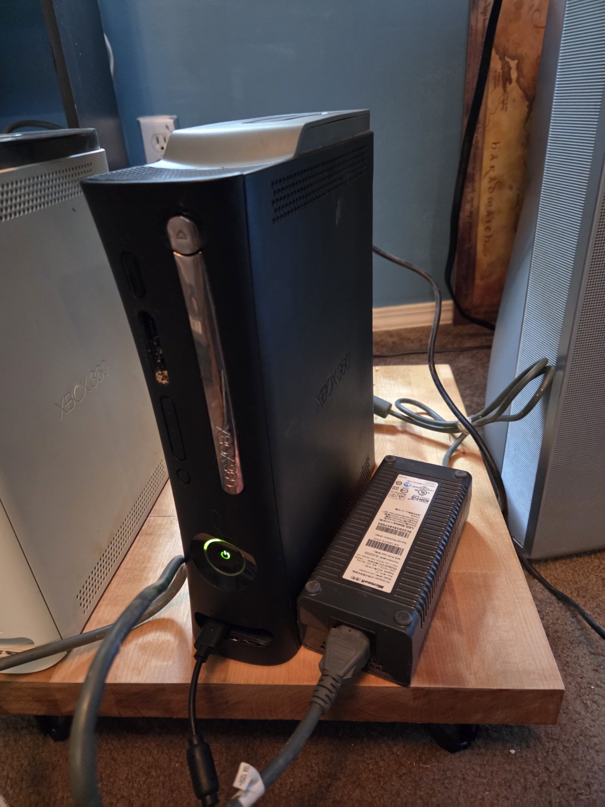 Microsoft Xbox 360 120gb Console 2 Controllers, And Cords