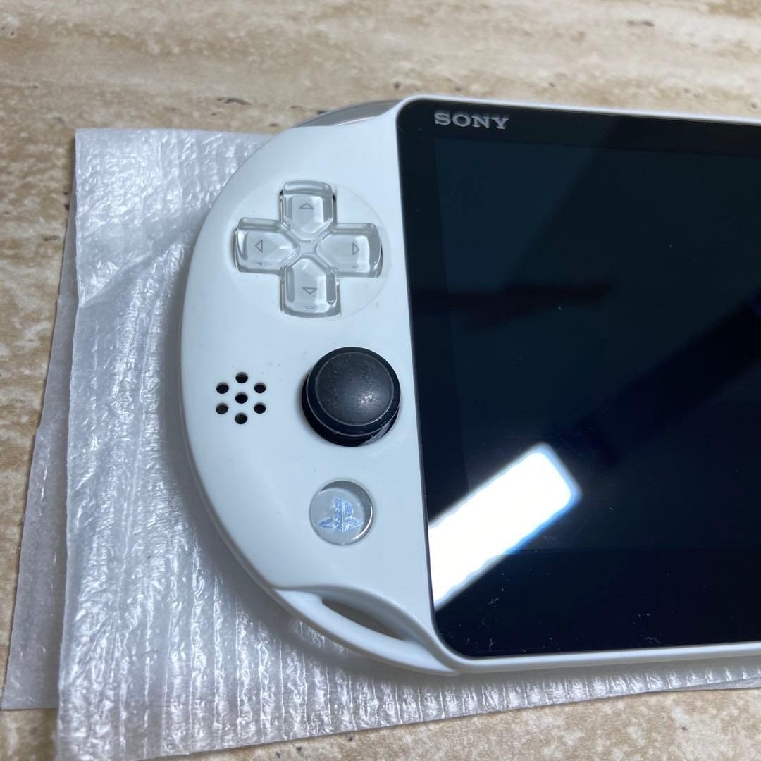 PS Vita PCH-2000 Glacier White Complete in Box Excellent Condition 7038