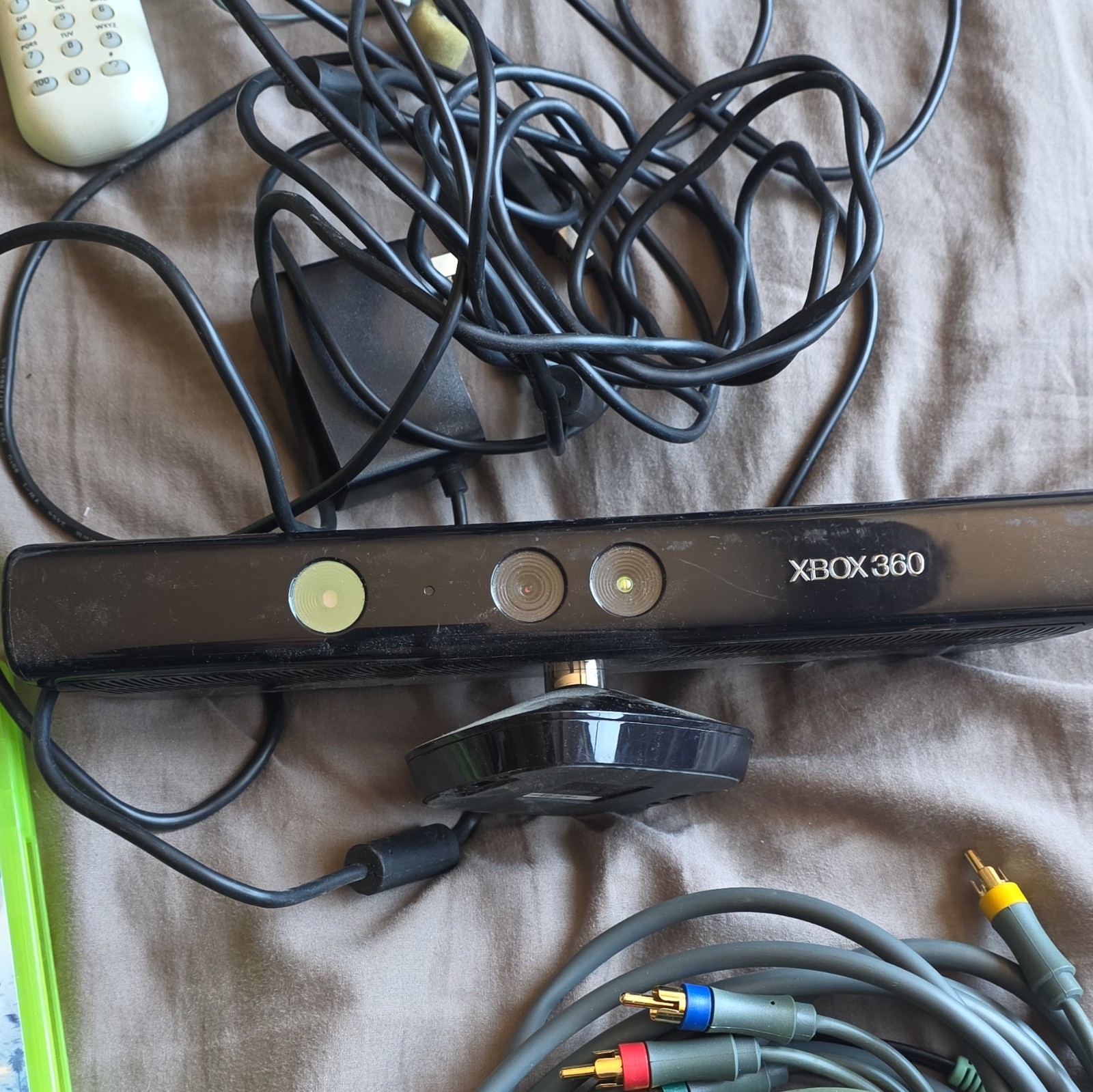 X Box 360,6 Controllers 21 Games Kinect, Wireless Adaptor, 256 mb Memory Card.