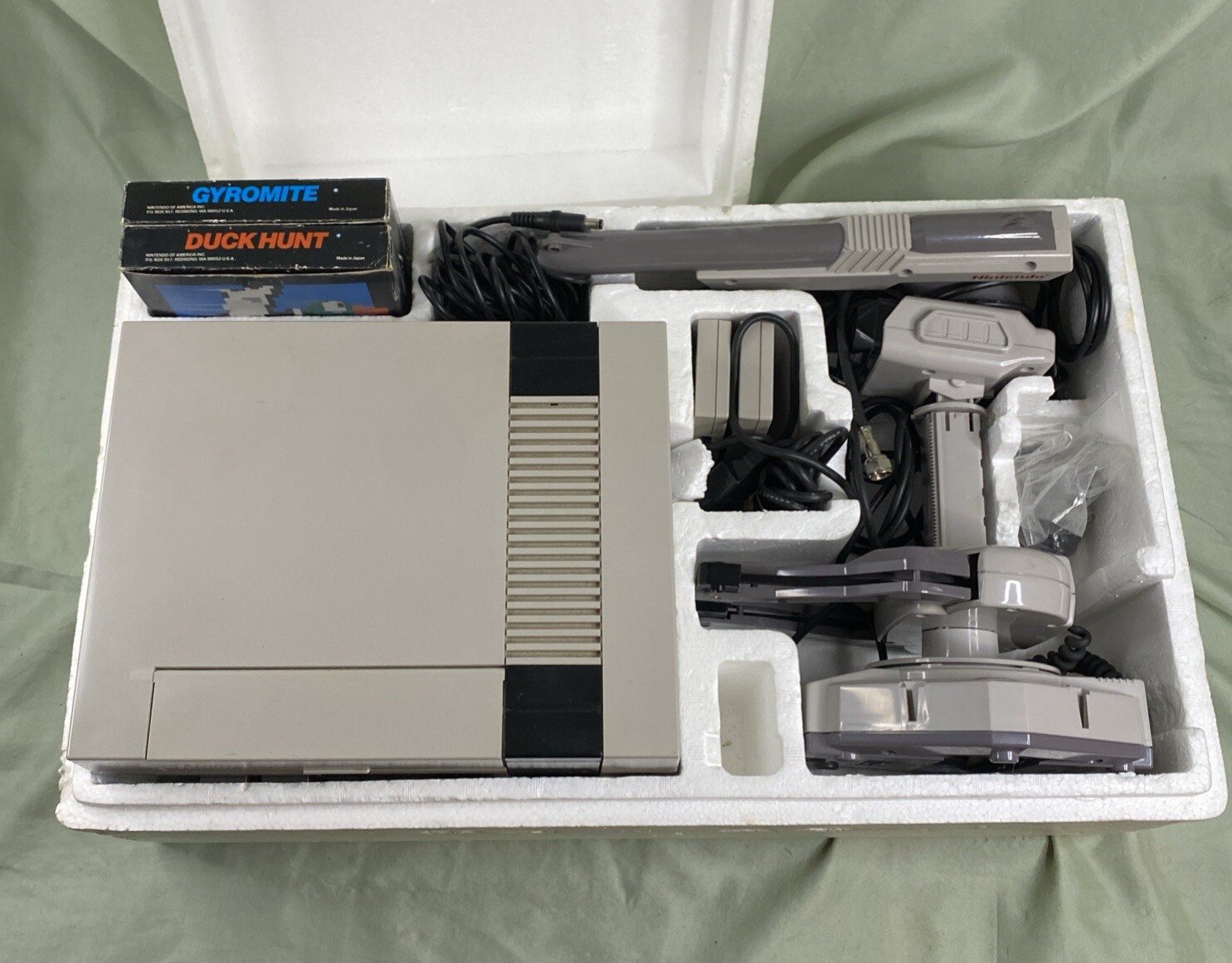 Complete In Box Nintendo NES DELUXE Set ROB Robot Duck Hunt Zapper Gun 80s