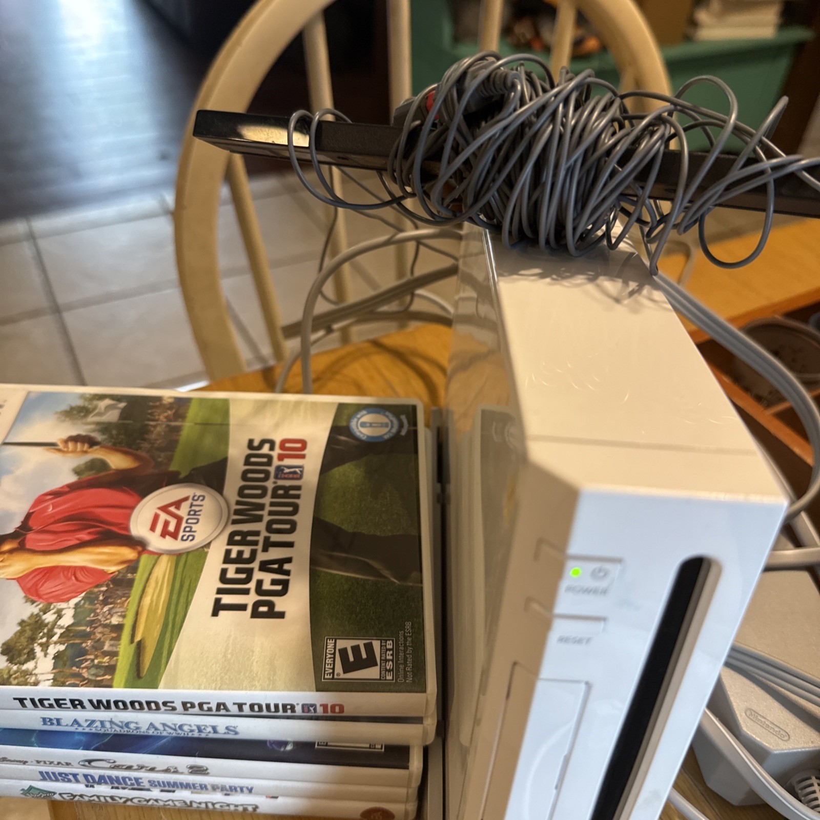Nintendo Wii RVL-001 512 MB Home Console – White W/Games, Controller/Numchuck