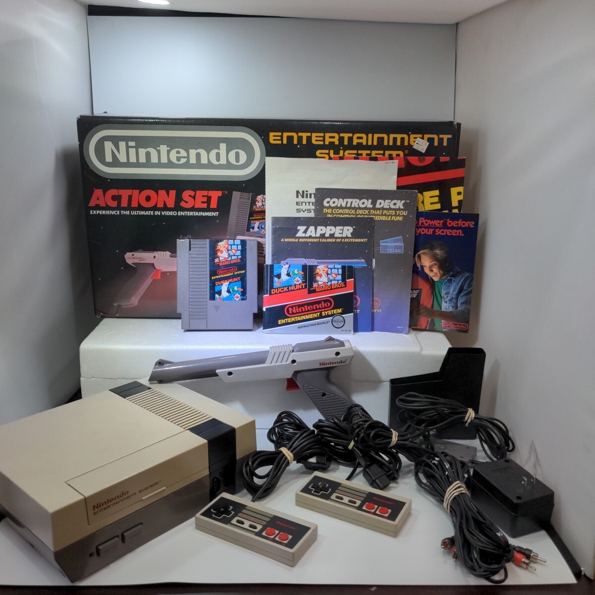 1988 Nintendo Entertainment System NES Action Set w/ Box Console Gray Zapper CIB