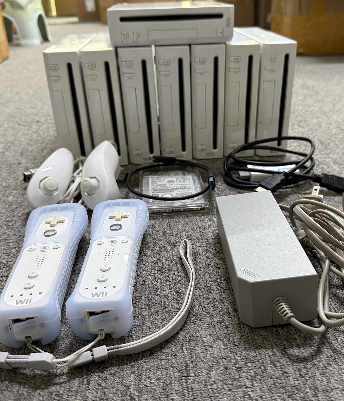Nintendo Wii Console HD (2 Original Wii Remotes & 320GB Harddisk) Plug and Play