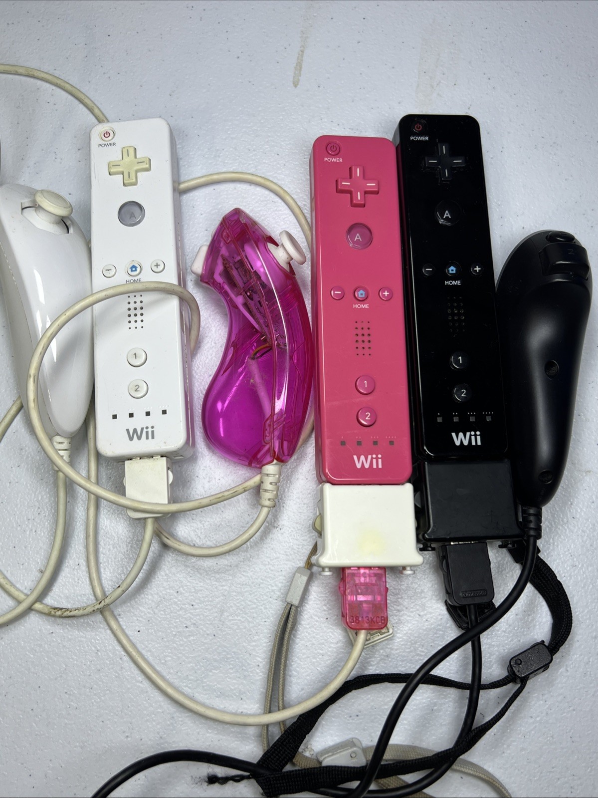 Nintendo Wii Bundle 3 Controllers 3 Nunchucks 12 Games Sensor Bar Cords