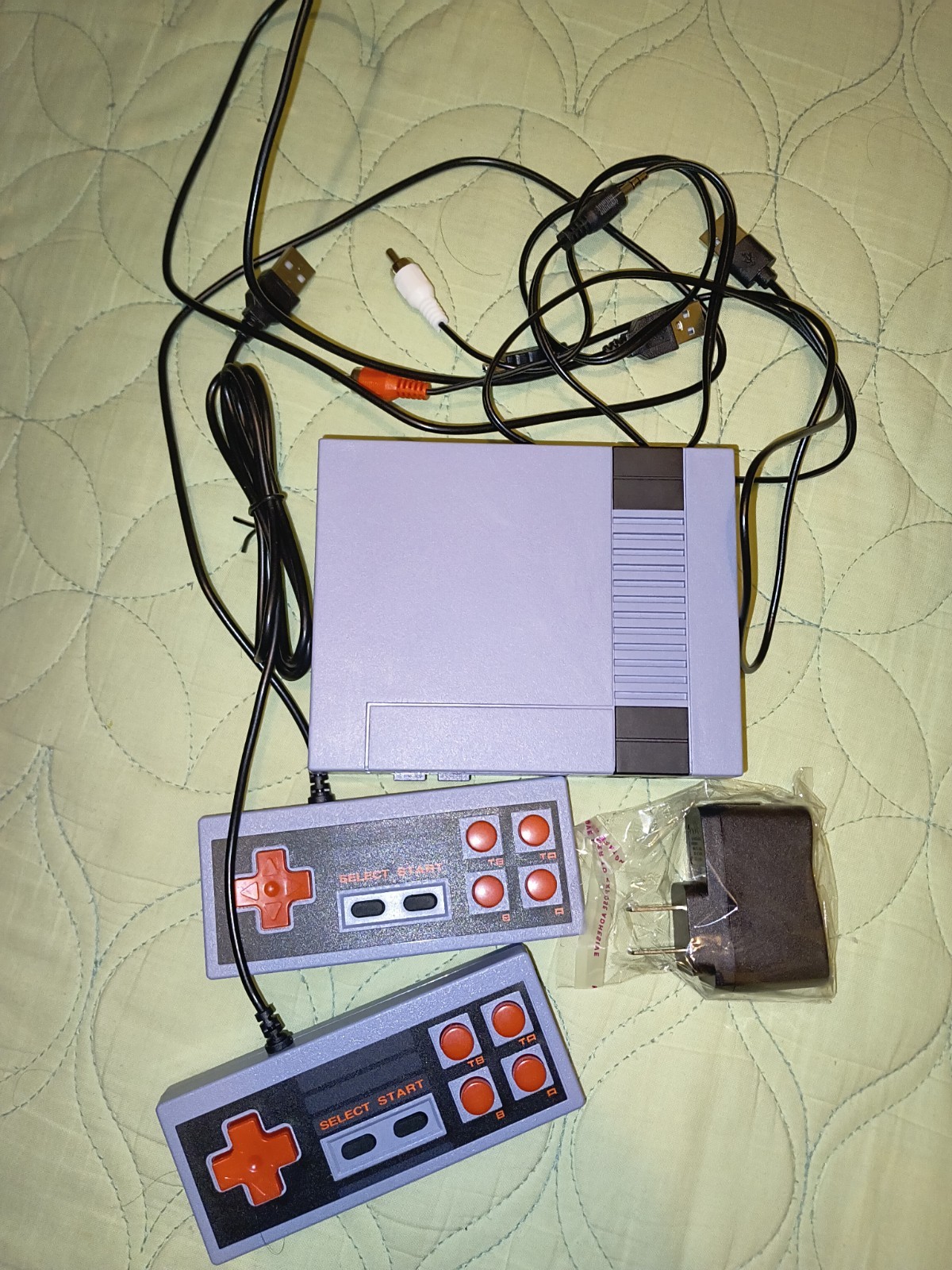 Small Nintendo Design Retro Gaming System With 620 Games and 2 Controllers