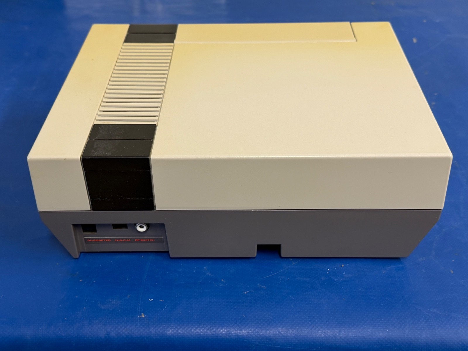 Vintage 1985 Nintendo NES-001 Console 2 Controllers Zapper Gun Games & MORE