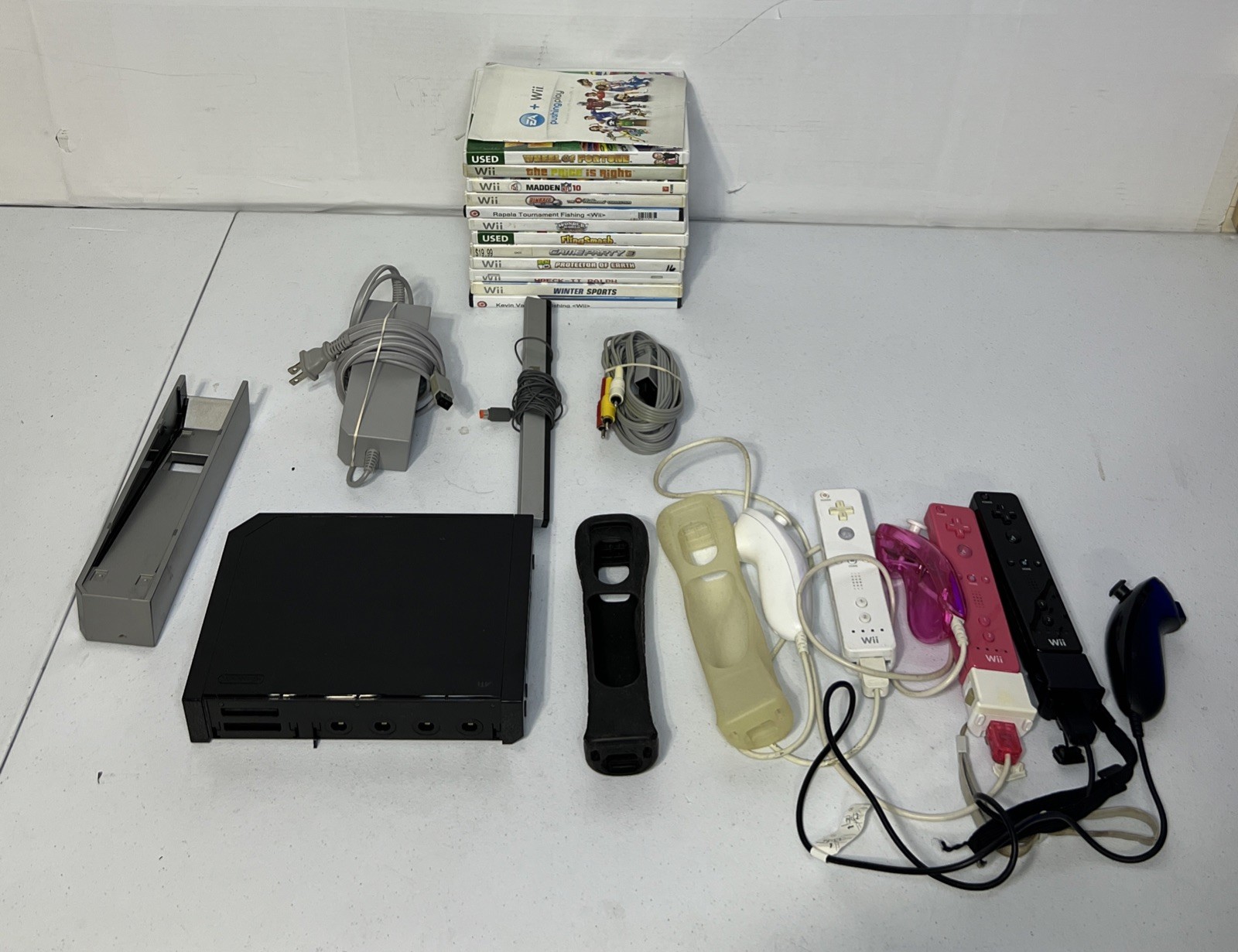 Nintendo Wii Bundle 3 Controllers 3 Nunchucks 12 Games Sensor Bar Cords