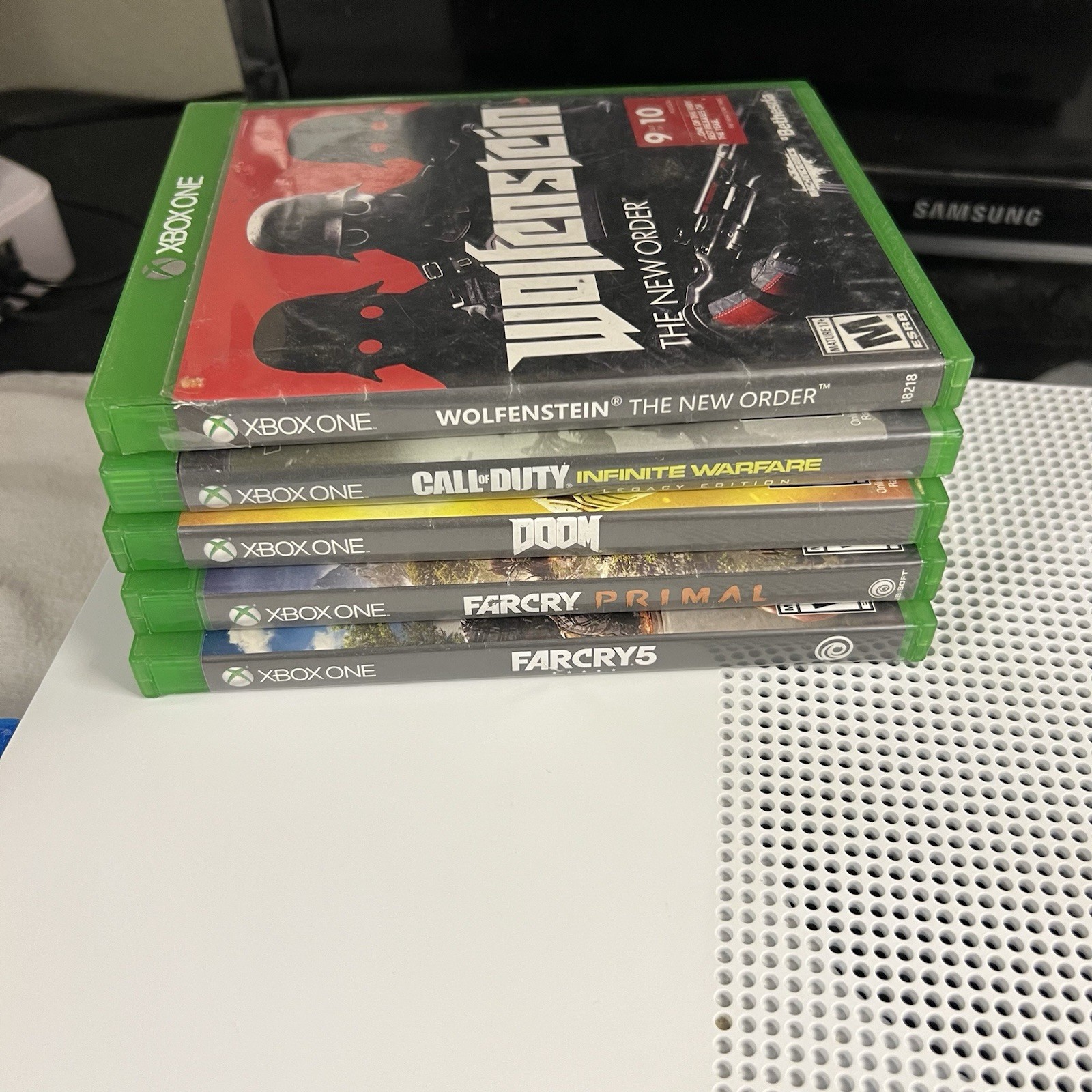 Microsoft Xbox One S White Console Bundle 5 Games