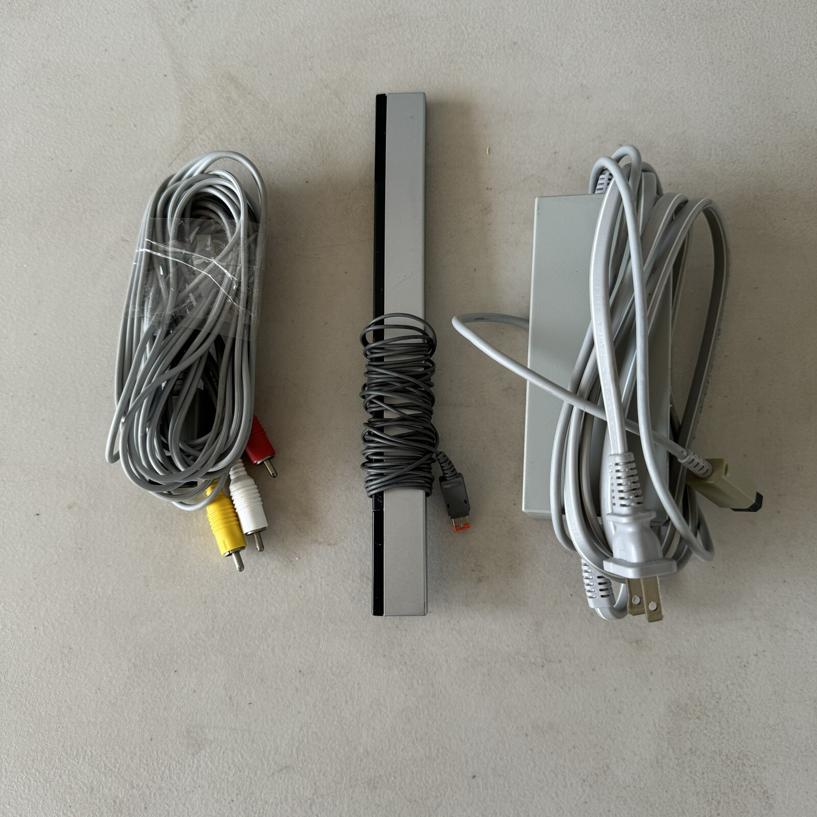 Nintendo Wii RVL-001 Console White Gamecube Cables Cord Sensor Bar Tested