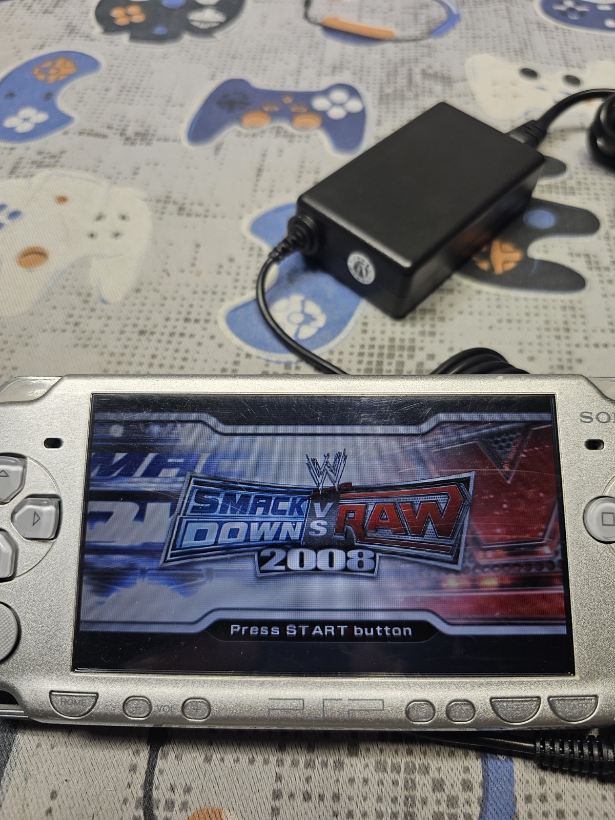 Sony Playstation PSP Portable Silver (PSP 2000) W/CHARGER/BATTERY/MEM 1GB