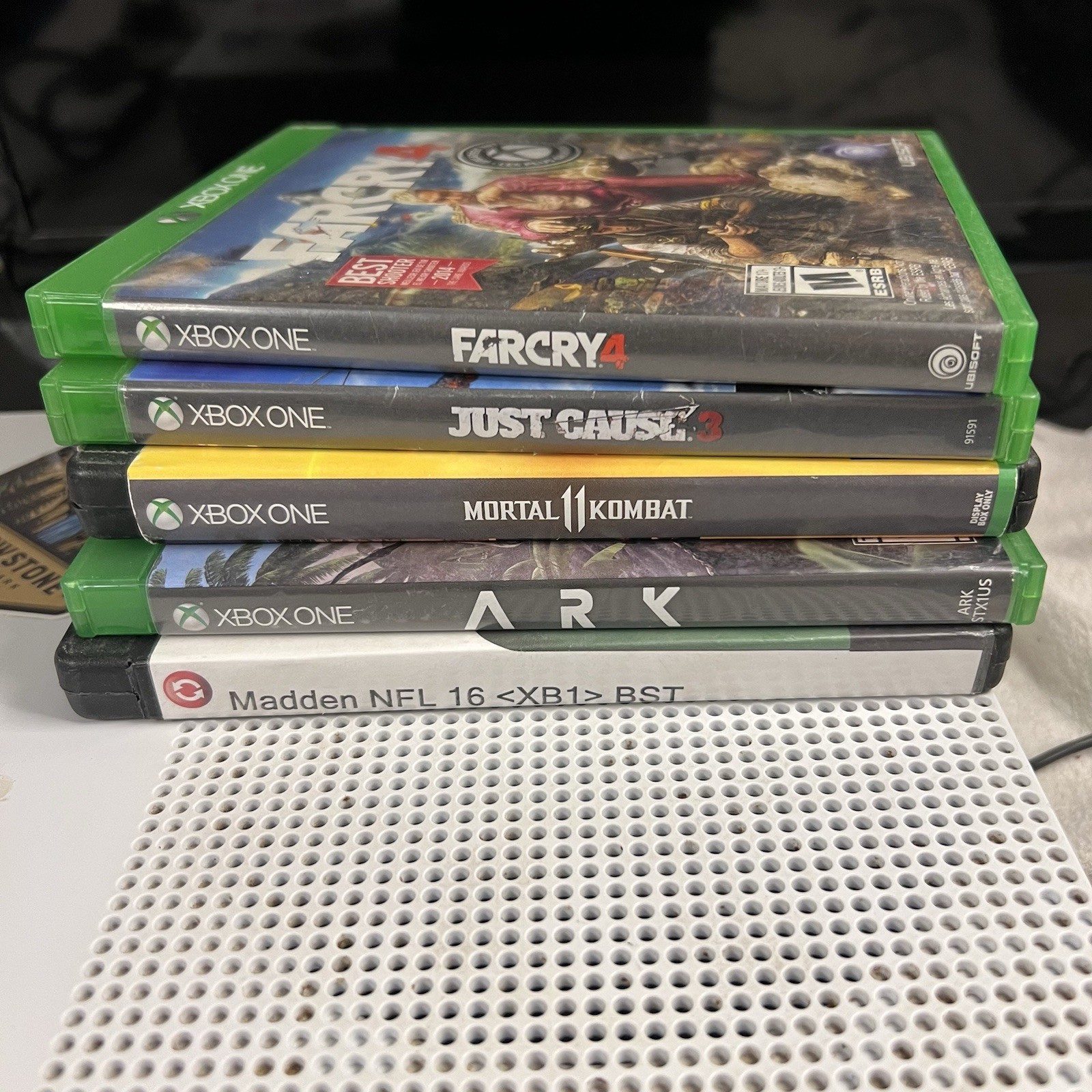 Microsoft Xbox One S White Console Bundle 5 Games
