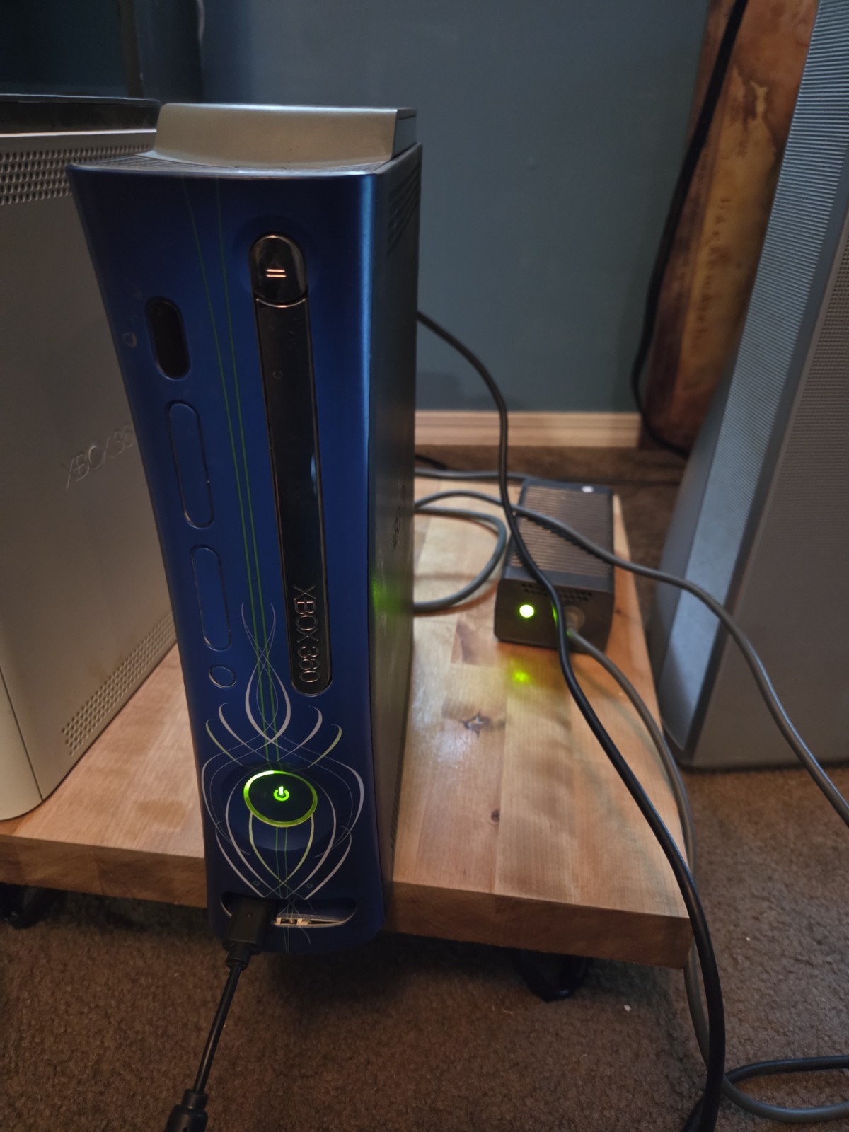 Microsoft Xbox 360 120gb Console 2 Controllers, And Cords