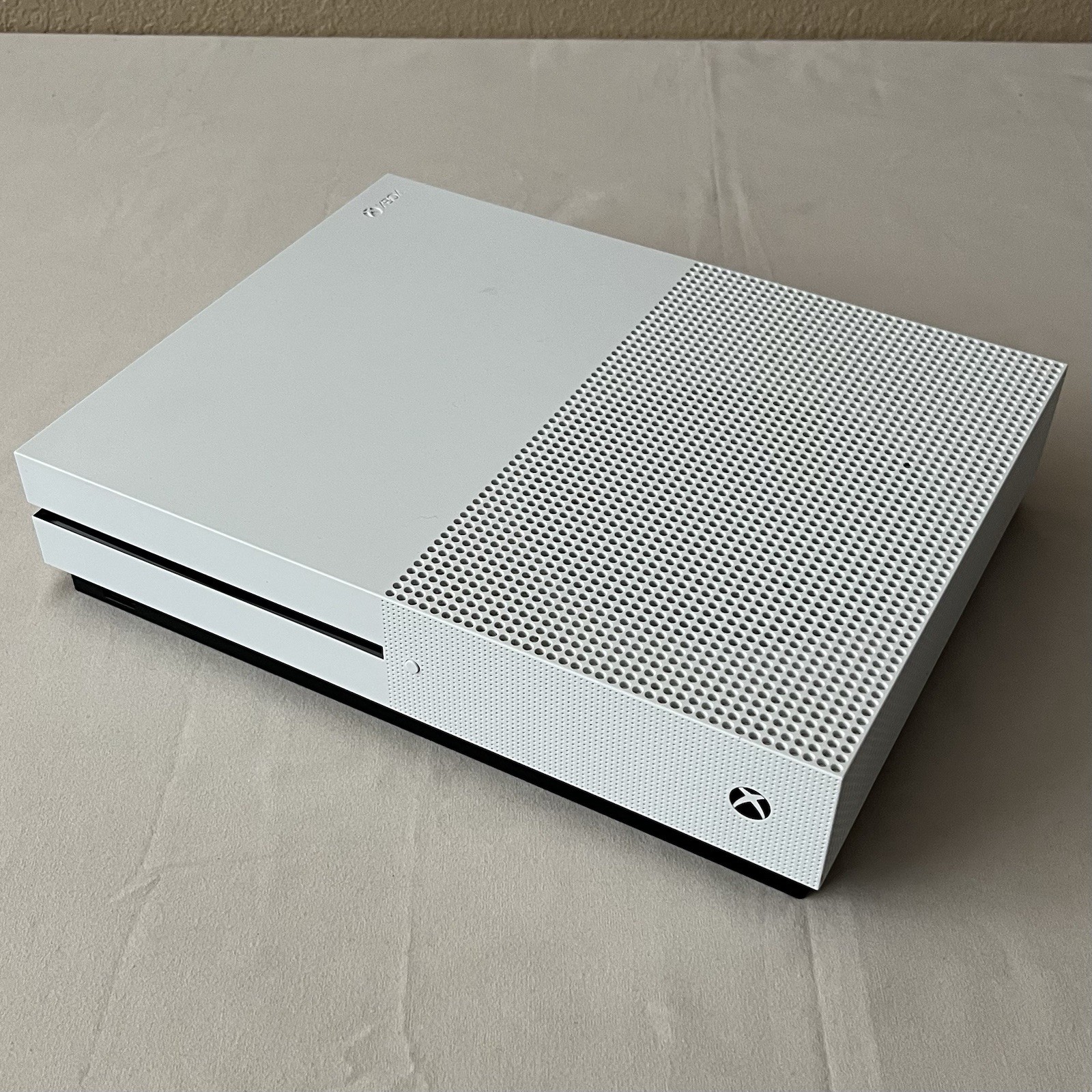 Microsoft Xbox One S Console Bundle 1TB White w/ Batt Pack Controller & 3 Games